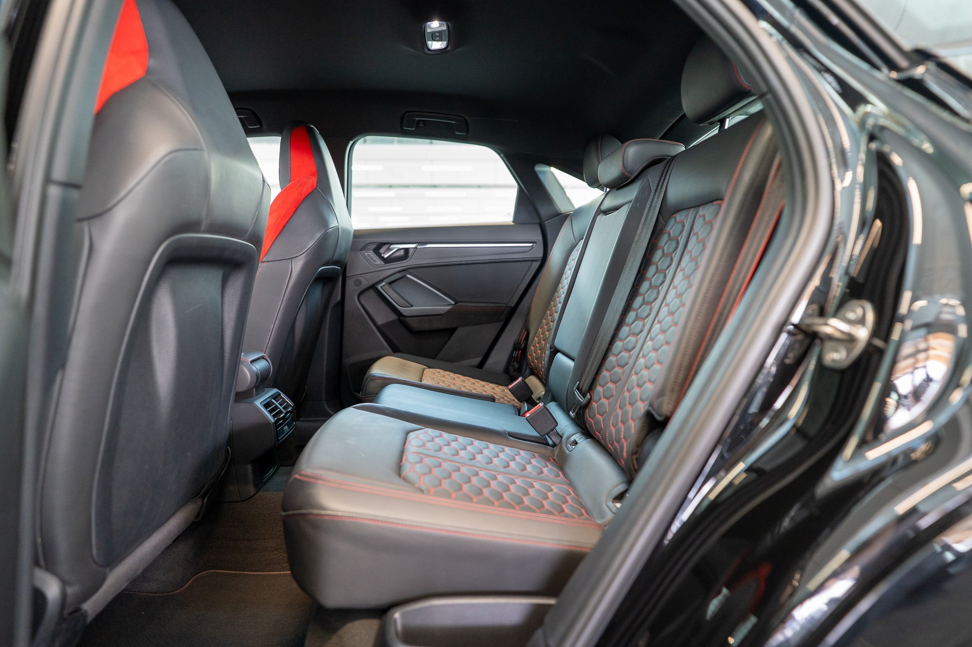 AUDI RS Q3 Sportback 2.5 TFSI quattro S-Tronic / Sportsitze / Alcantara-Lenkrad-image-12