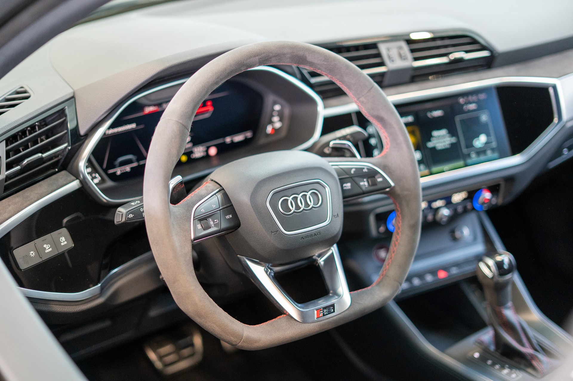 AUDI RS Q3 Sportback 2.5 TFSI quattro S-Tronic / Sportsitze / Alcantara-Lenkrad-image-11