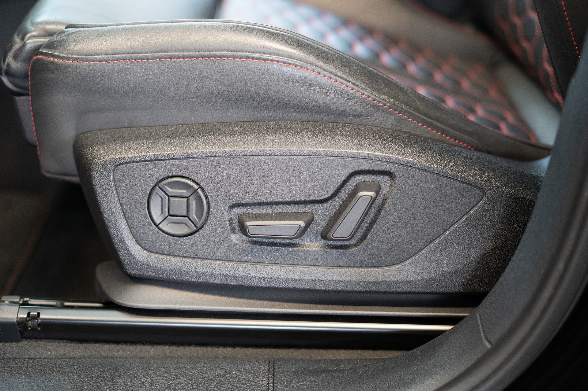 AUDI RS Q3 Sportback 2.5 TFSI quattro S-Tronic / Sportsitze / Alcantara-Lenkrad-image-9