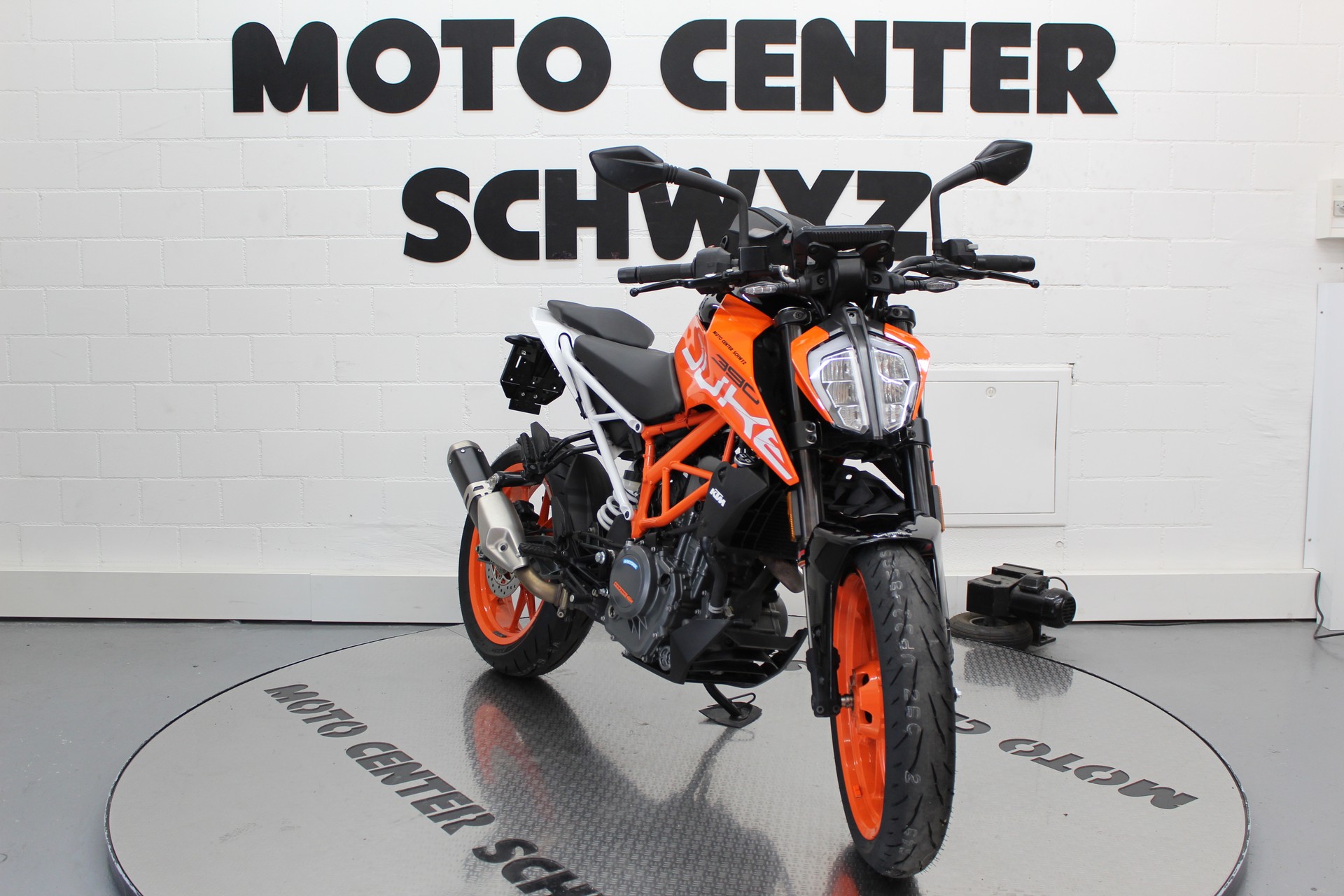 KTM 390 Duke-showroom-element-2