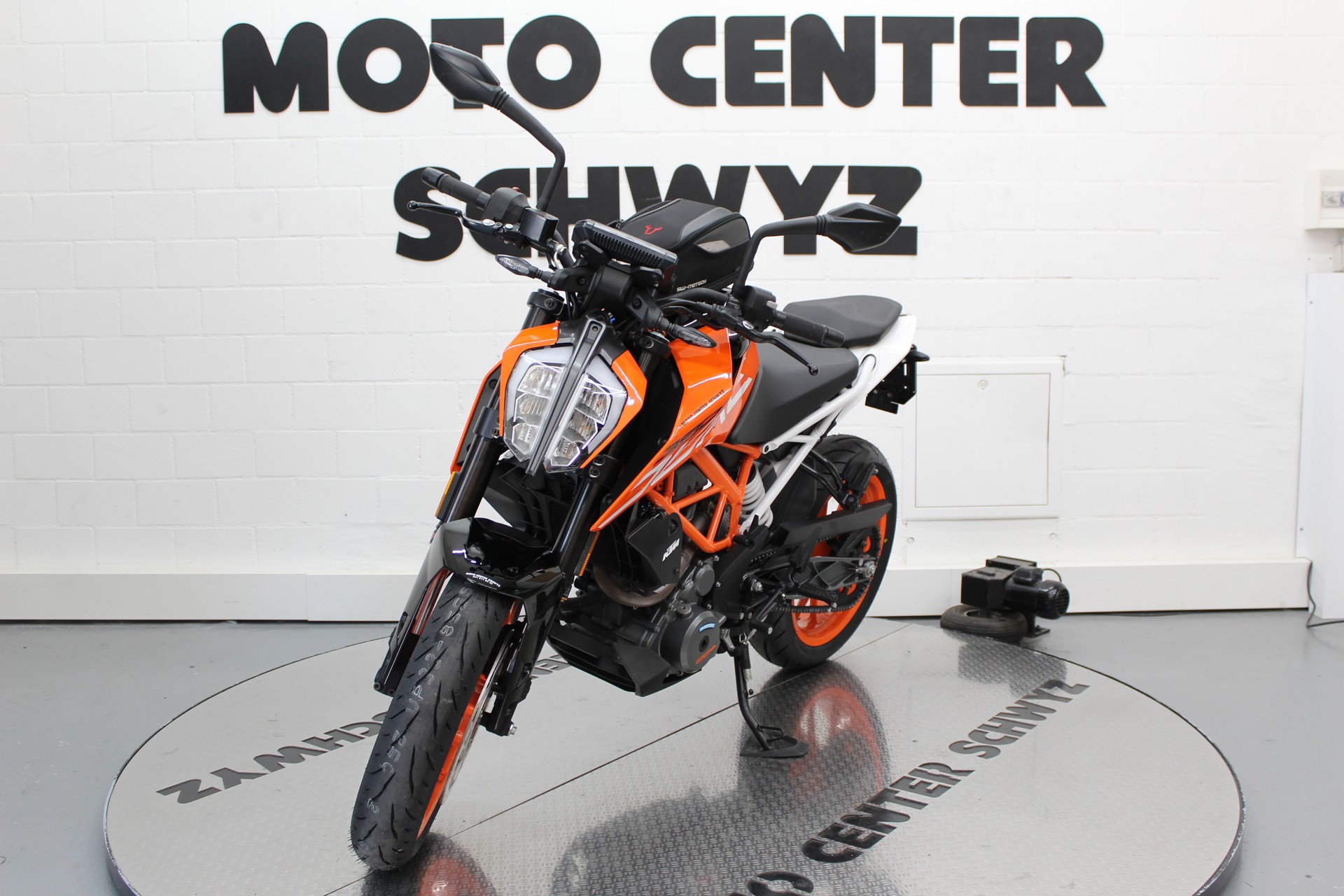 KTM 390 Duke-showroom-element-3