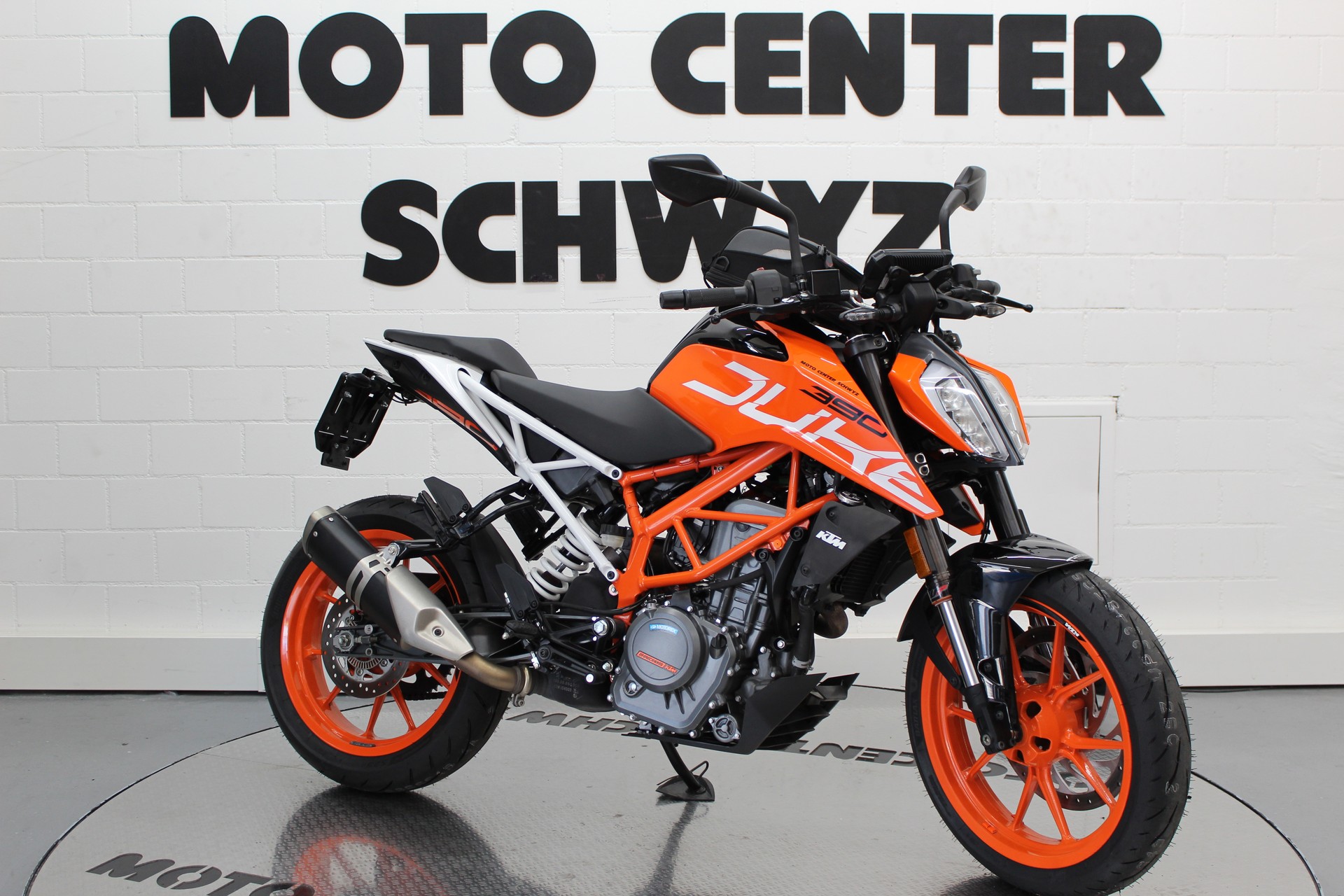 KTM 390 Duke-showroom-element-1