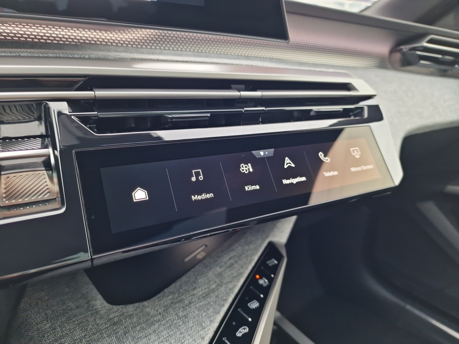 PEUGEOT 5008 1.2 Hybrid 145 GT 7-Sitzer Panorama AHK-image-14