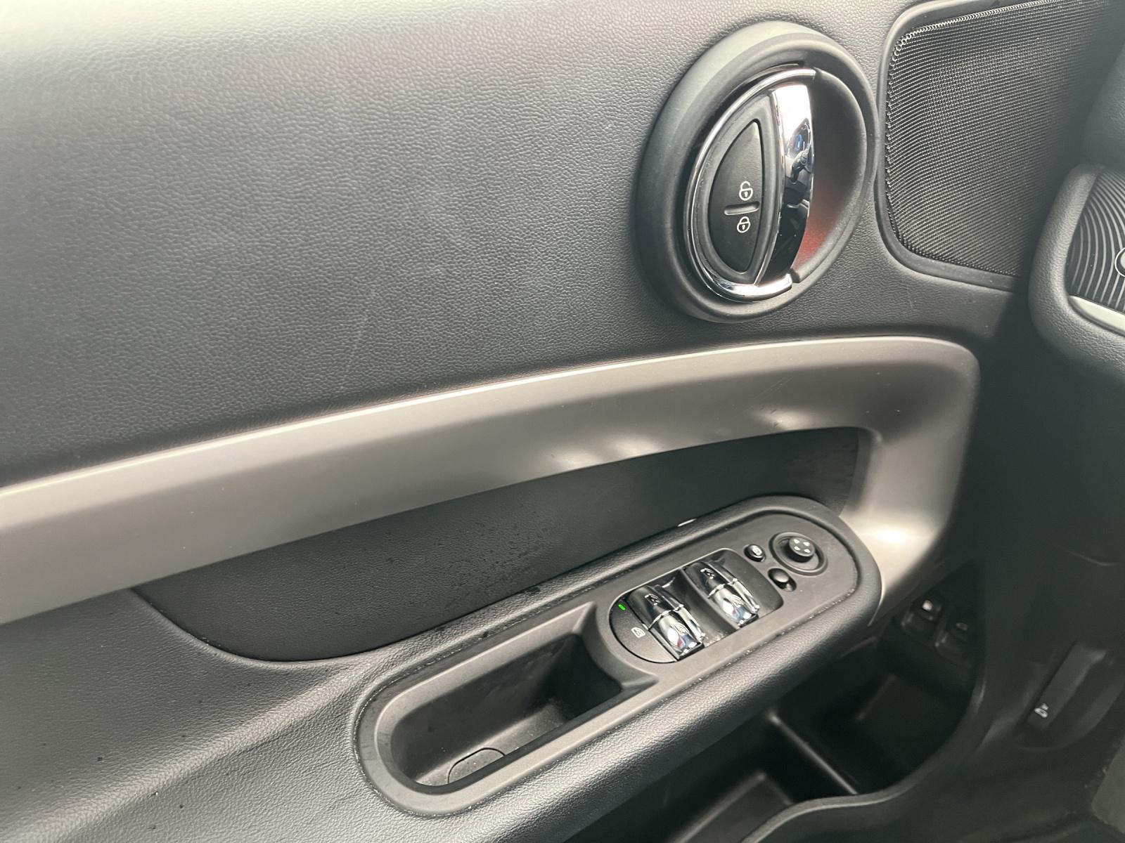 MINI Countryman Cooper SE ALL4 PHEV Steptronic (CH)-image-17