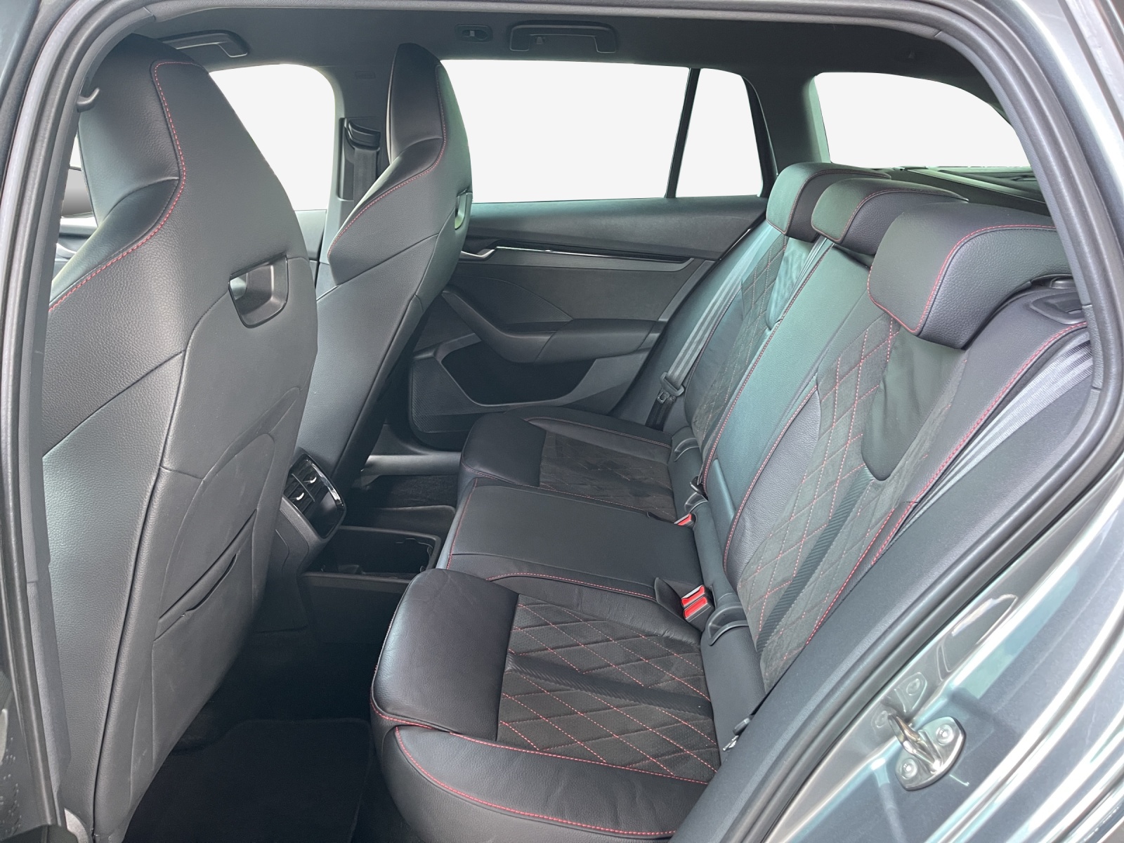 SKODA Octavia Combi 2.0 TSI DSG RS-image-11