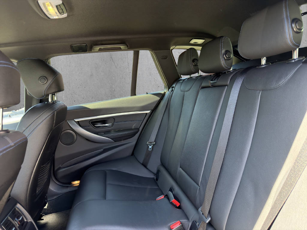 BMW 320i Essential Ed. xDrive SAG Tourin-image-14