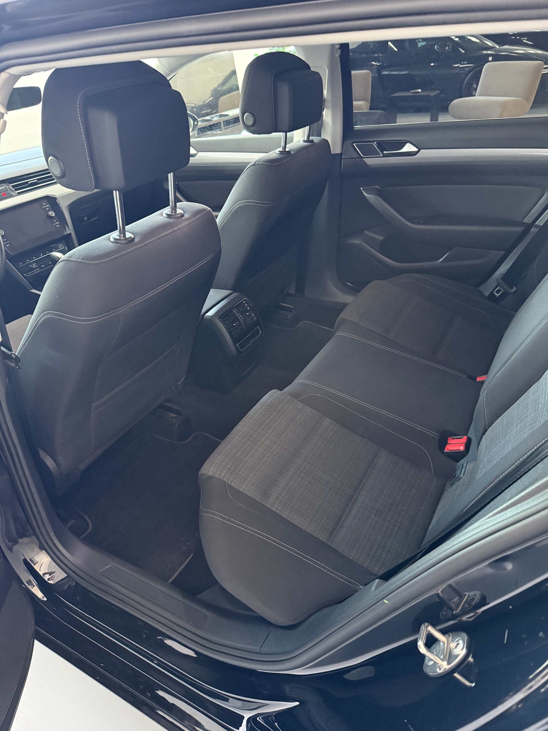 VW Passat 2.0 TDI BMT Business DSG-image-12