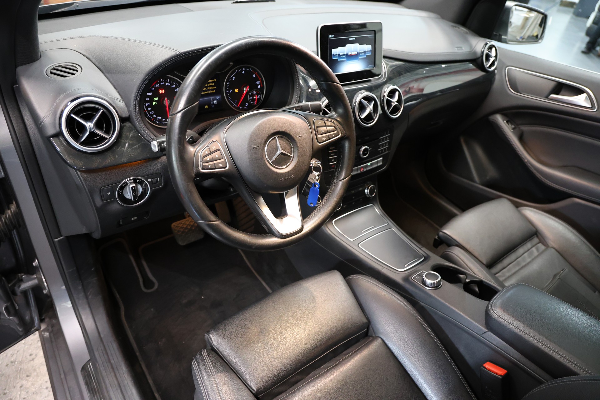 MERCEDES-BENZ B 200 CDI AMG Line 4Matic 7G-DCT-image-10
