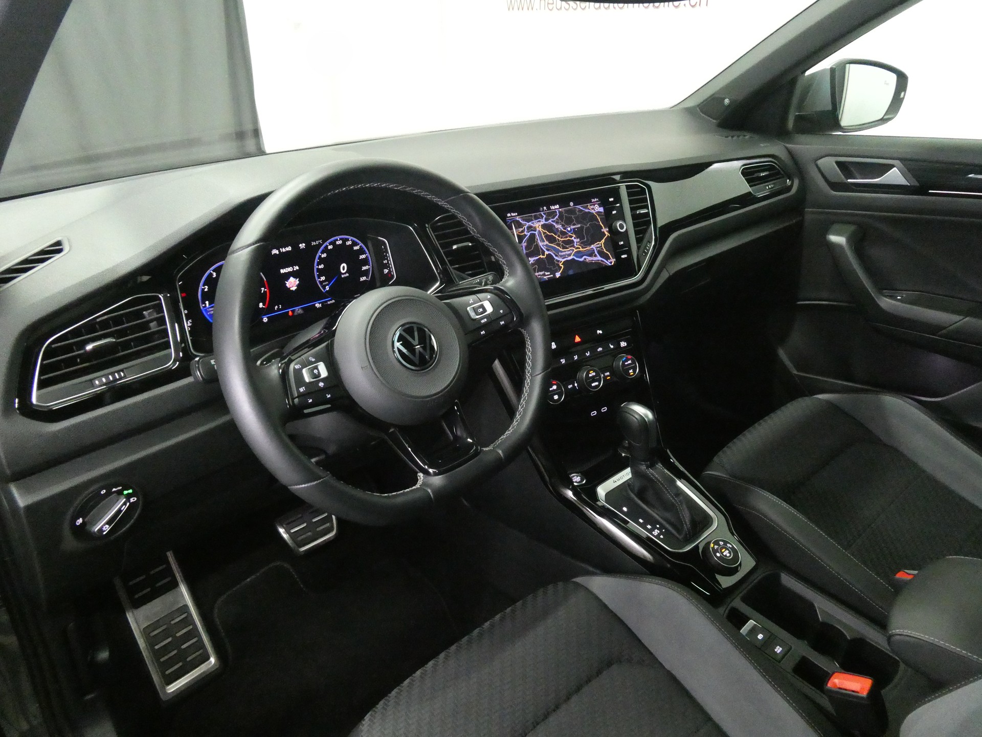 VW T-Roc 2.0 TSI R DSG 4Motion Performance - Panorama - Navi - AKRAPOVIC - Sportsitze - Beats - Kamera - 301 PS-image-8