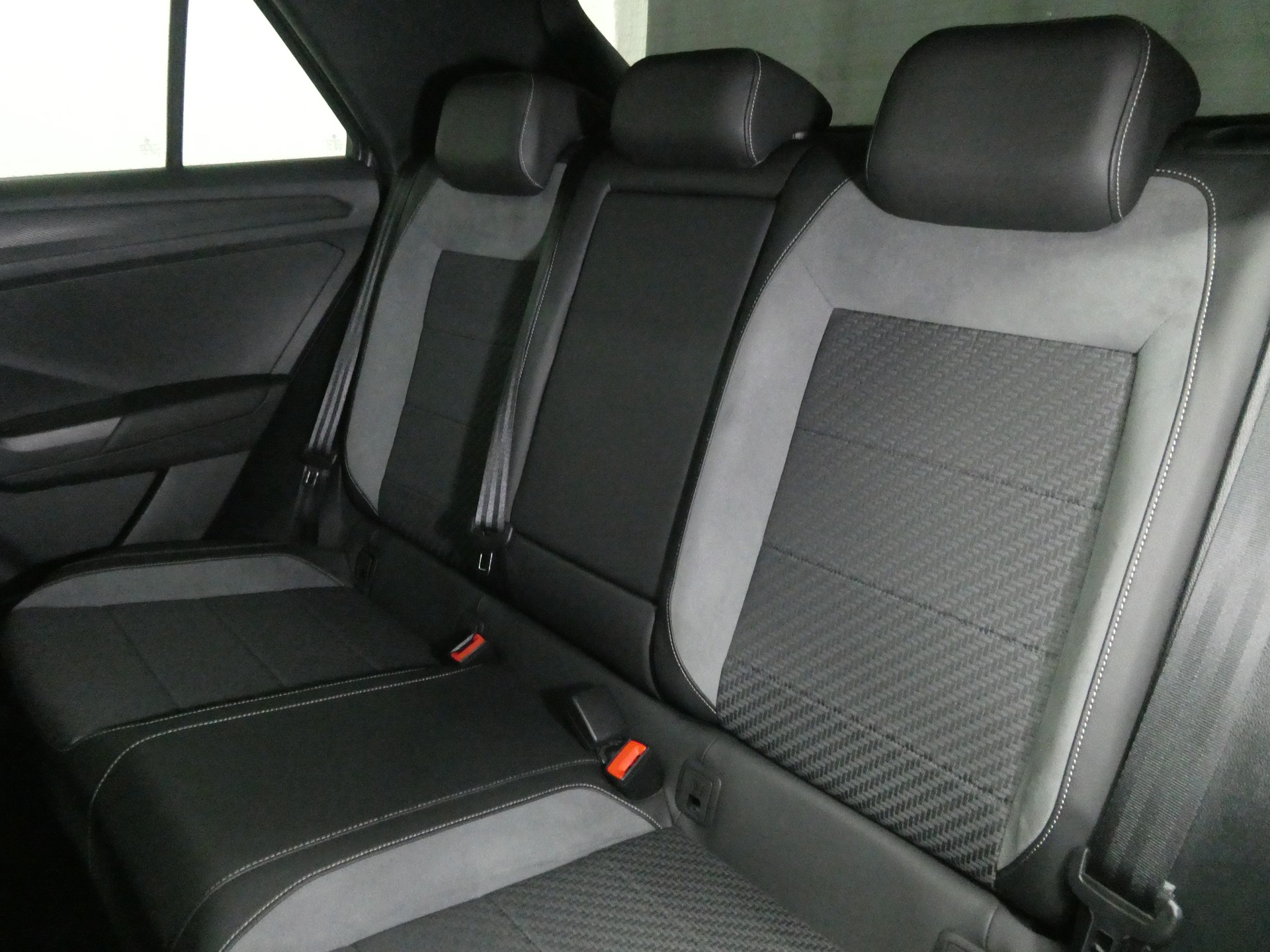 VW T-Roc 2.0 TSI R DSG 4Motion Performance - Panorama - Navi - AKRAPOVIC - Sportsitze - Beats - Kamera - 301 PS-image-11