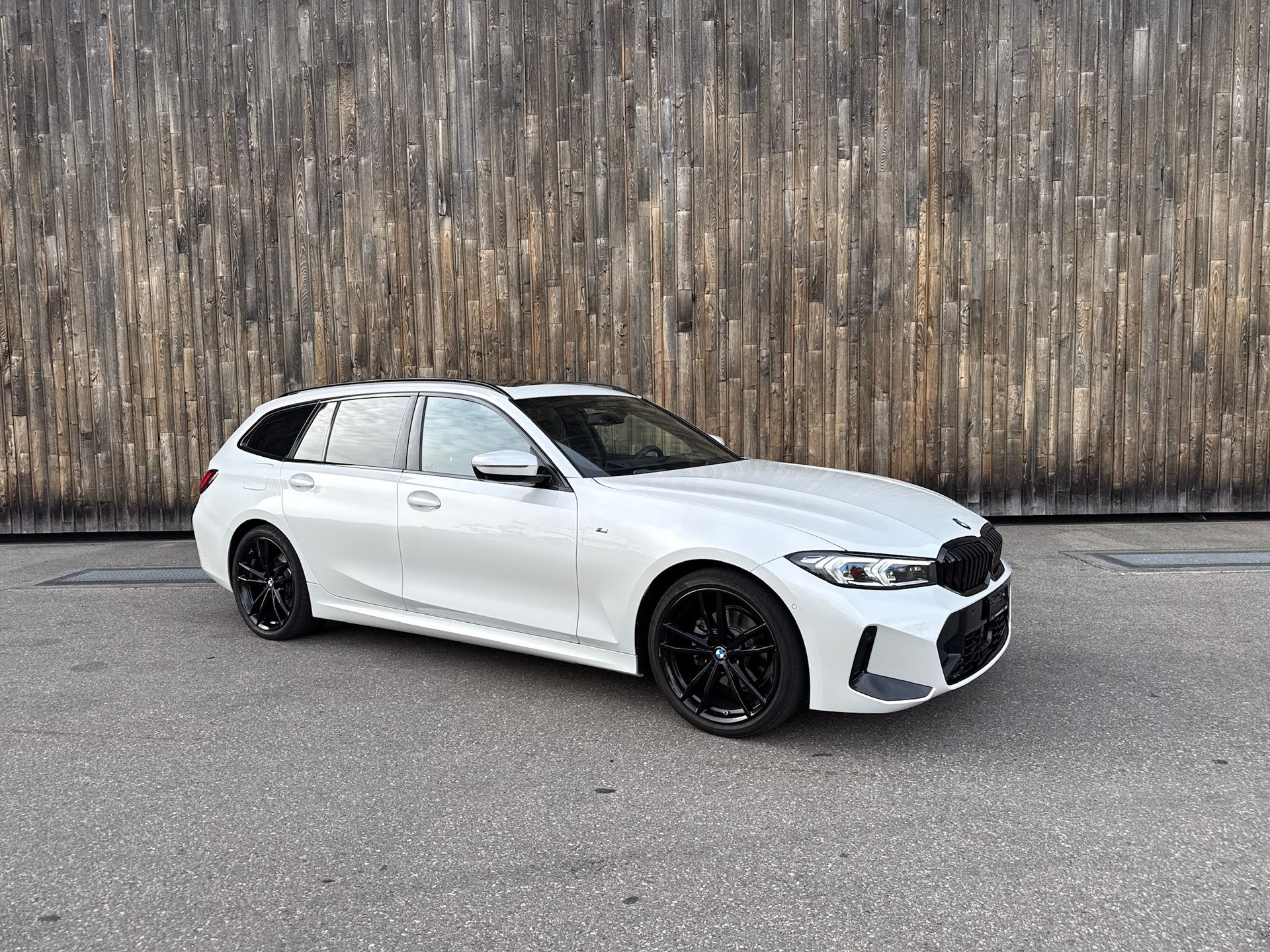 BMW 320d xDrive 48V Touring Steptronic M Sport-showroom-element-2