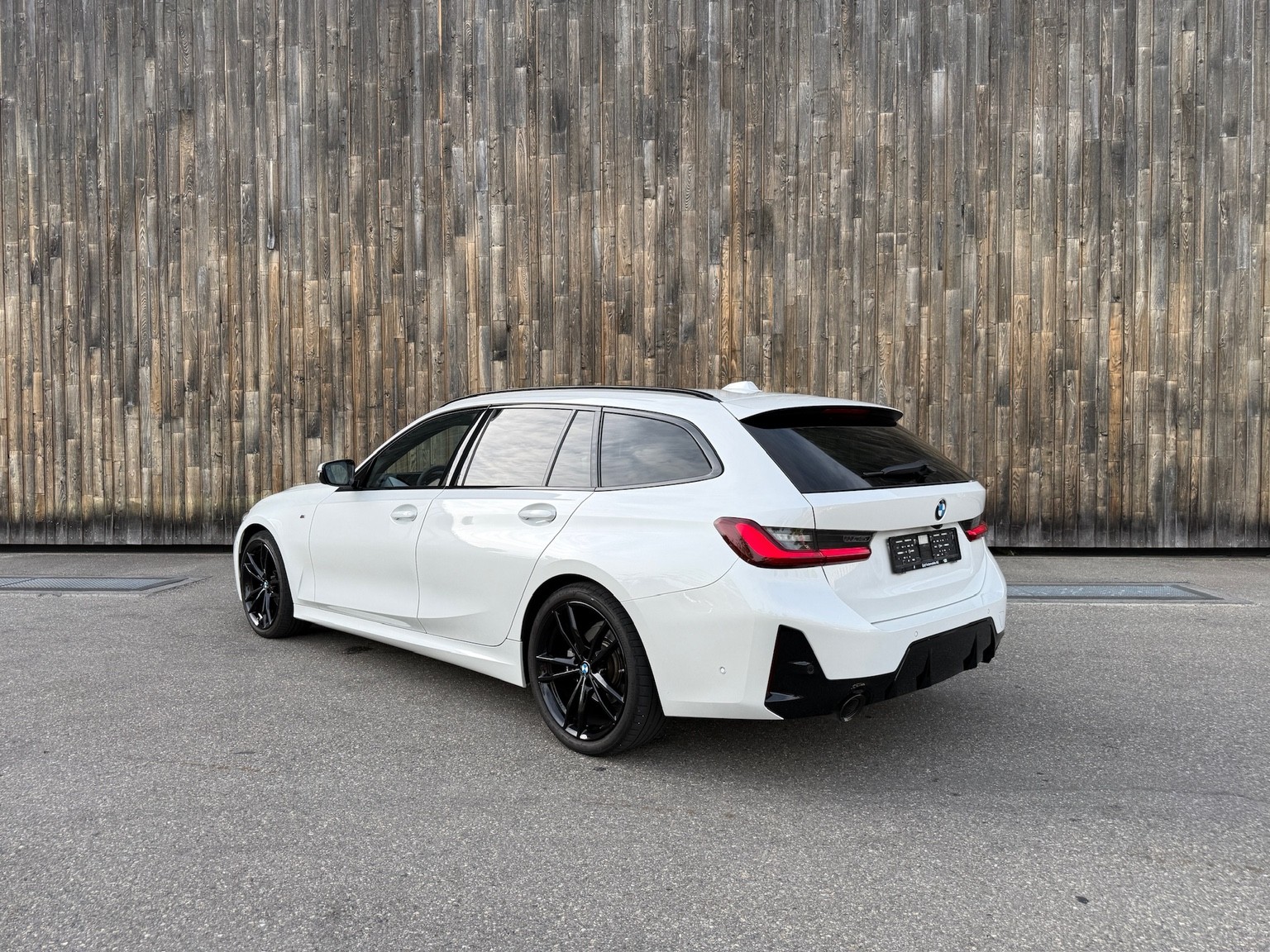BMW 320d xDrive 48V Touring Steptronic M Sport-image-4