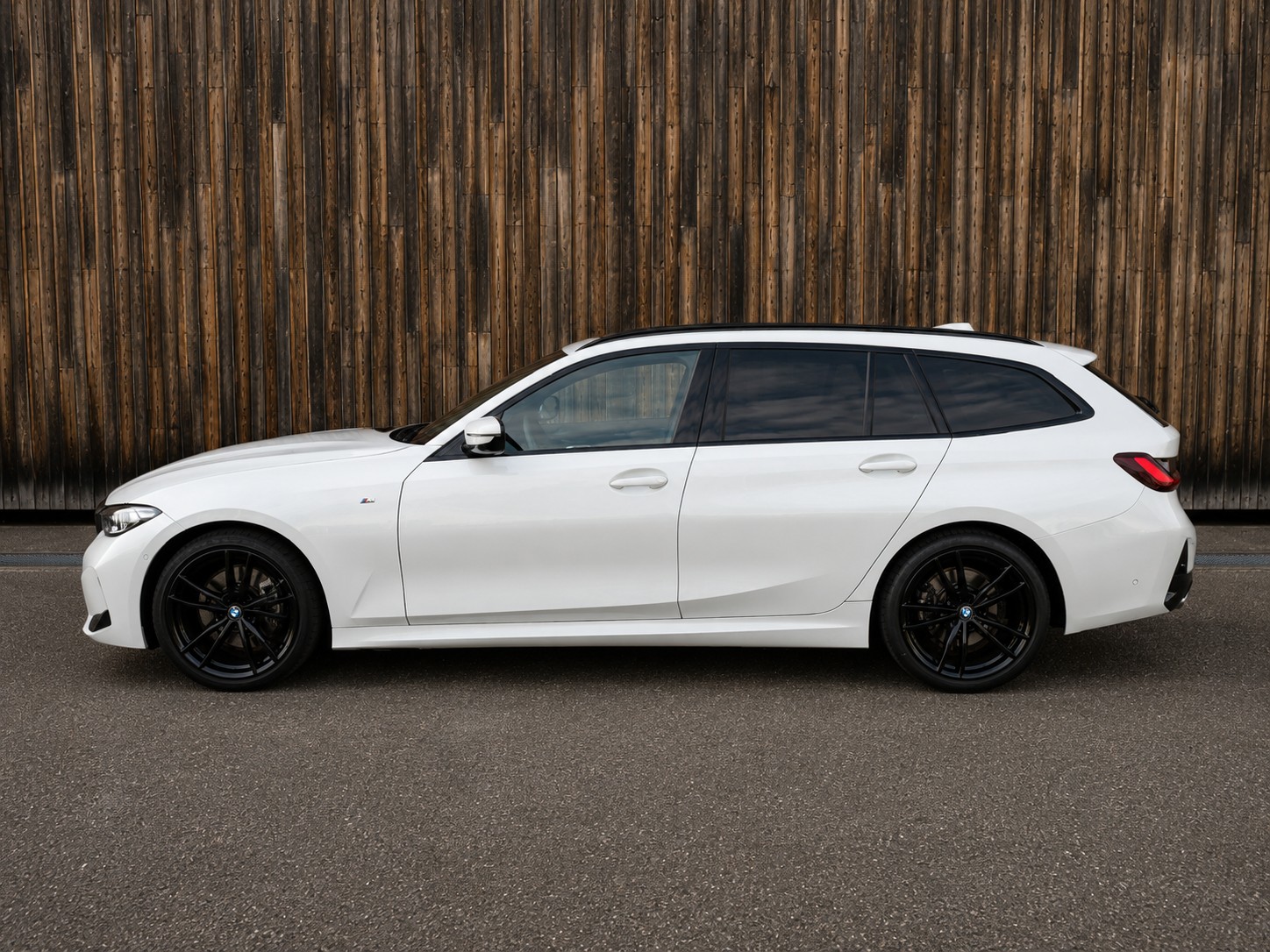 BMW 320d xDrive 48V Touring Steptronic M Sport-showroom-element-3