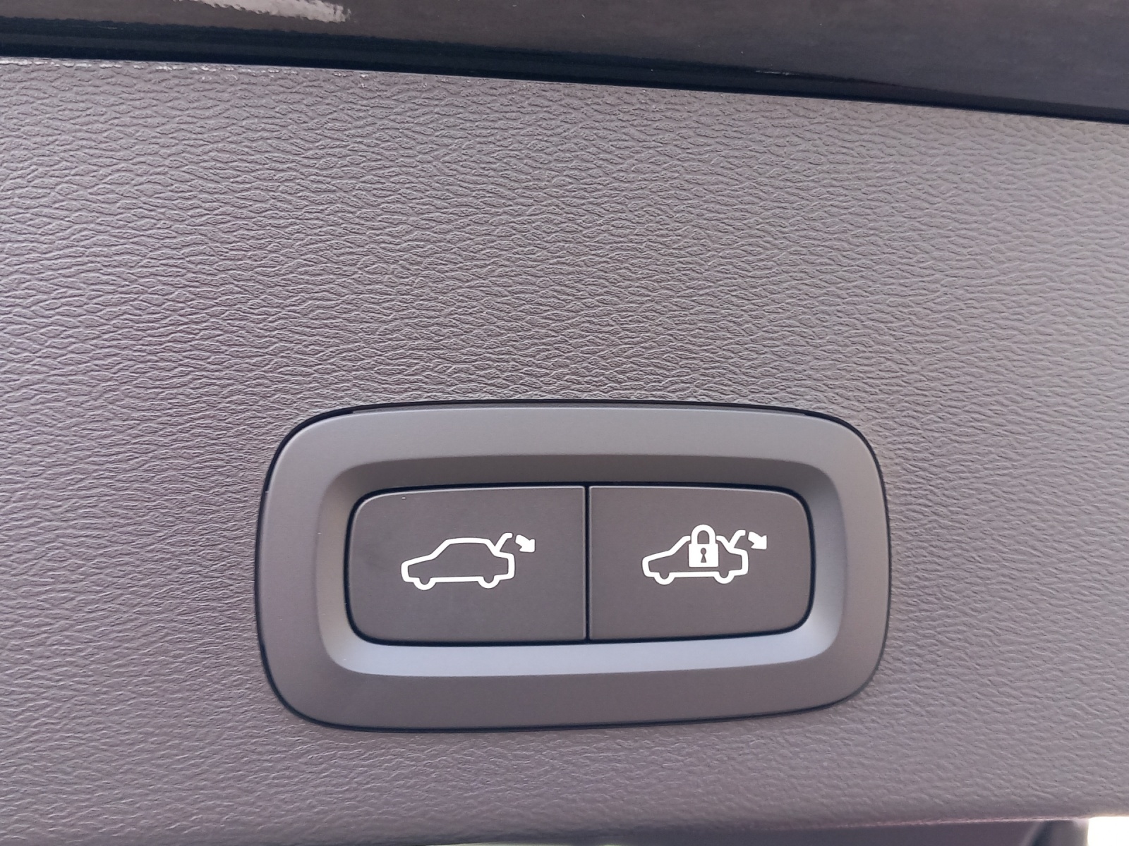 VOLVO XC40 2.0 B4 MH Black Edition-image-23