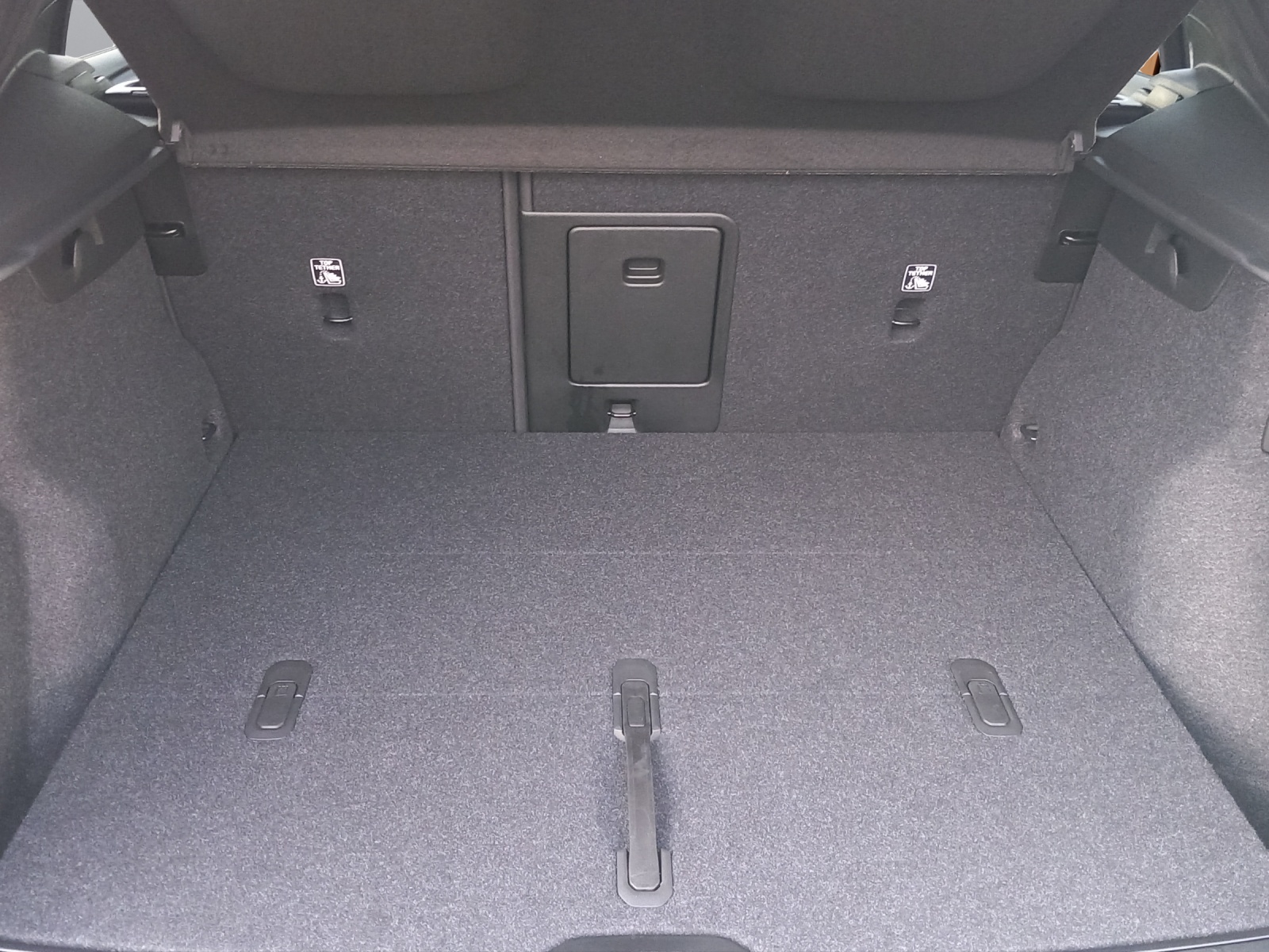 VOLVO XC40 2.0 B4 MH Black Edition-image-12