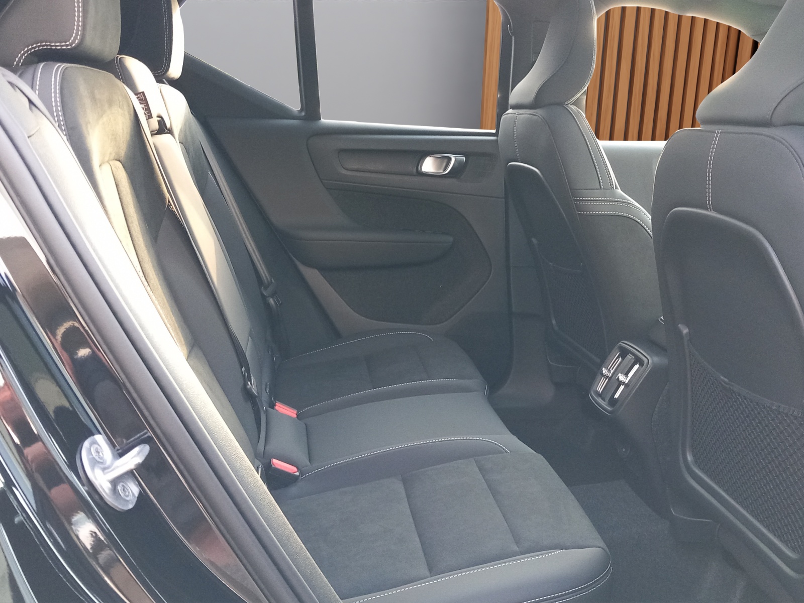 VOLVO XC40 2.0 B4 MH Black Edition-image-11