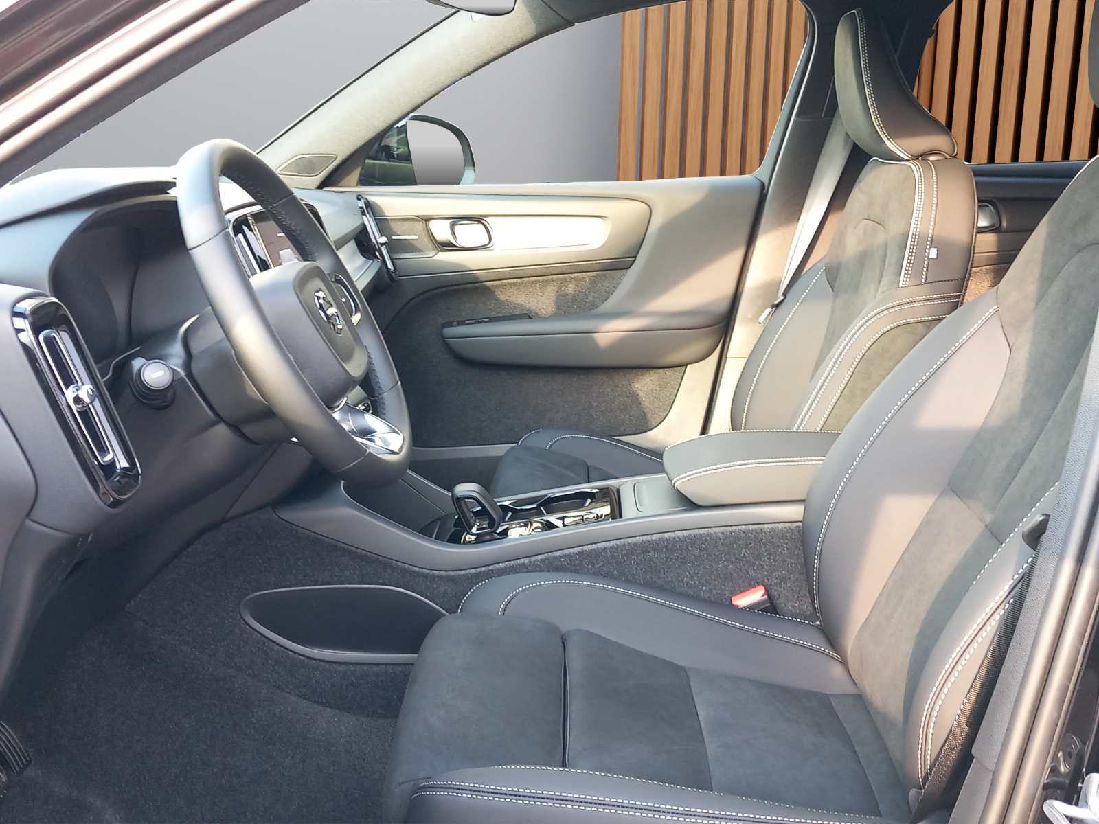 VOLVO XC40 2.0 B4 MH Black Edition-image-8