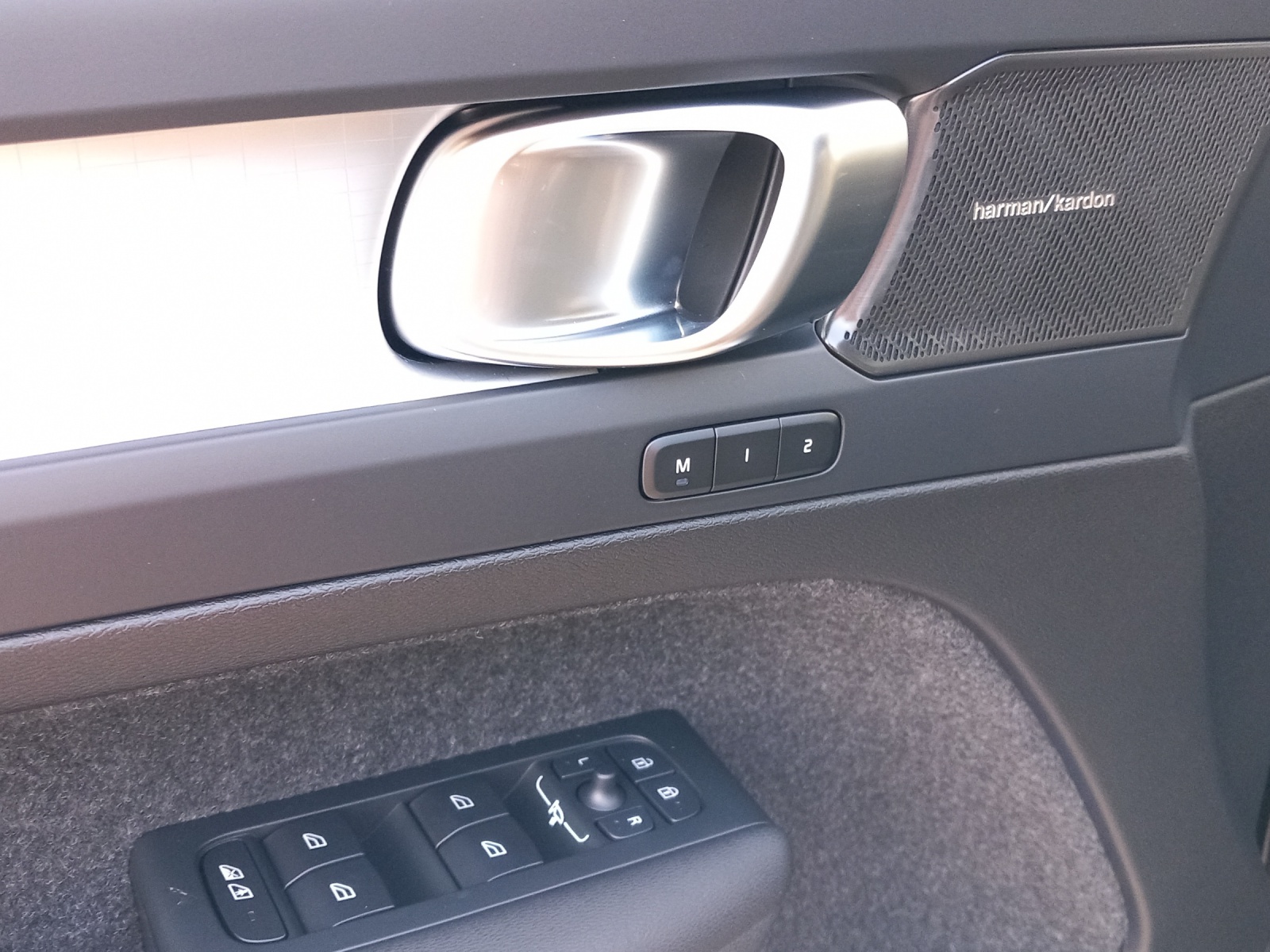 VOLVO XC40 2.0 B4 MH Black Edition-image-18