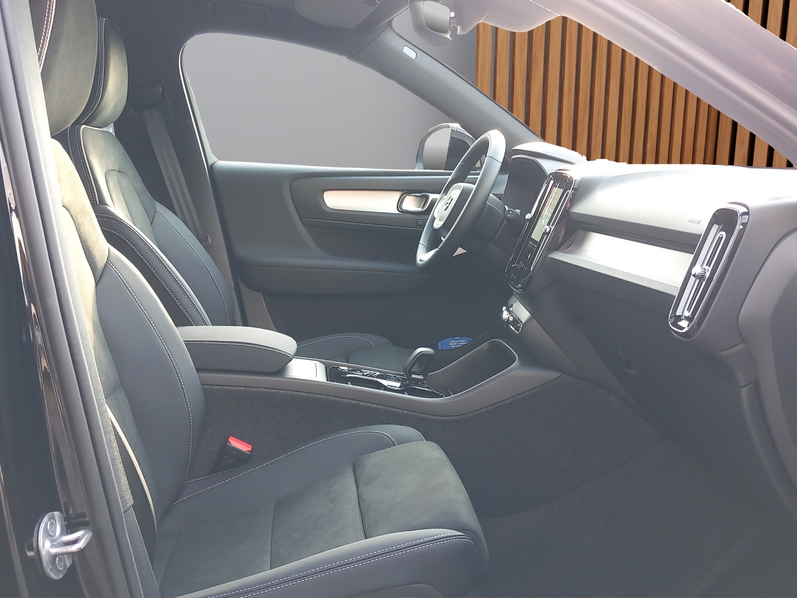 VOLVO XC40 2.0 B4 MH Black Edition-image-10