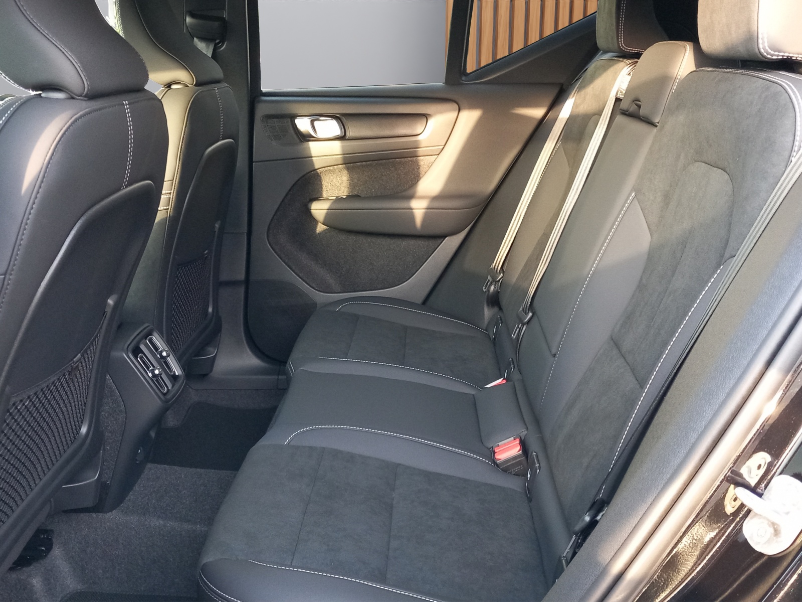 VOLVO XC40 2.0 B4 MH Black Edition-image-9