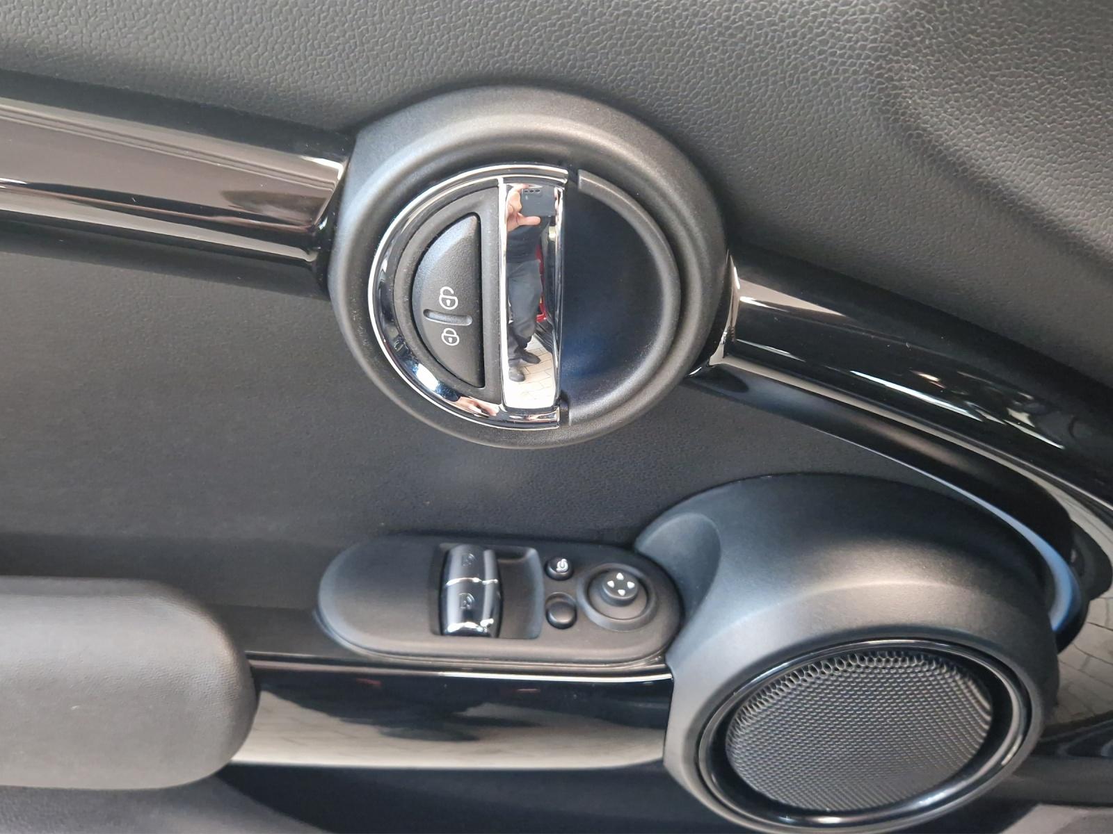 MINI Cooper SE F56-image-16