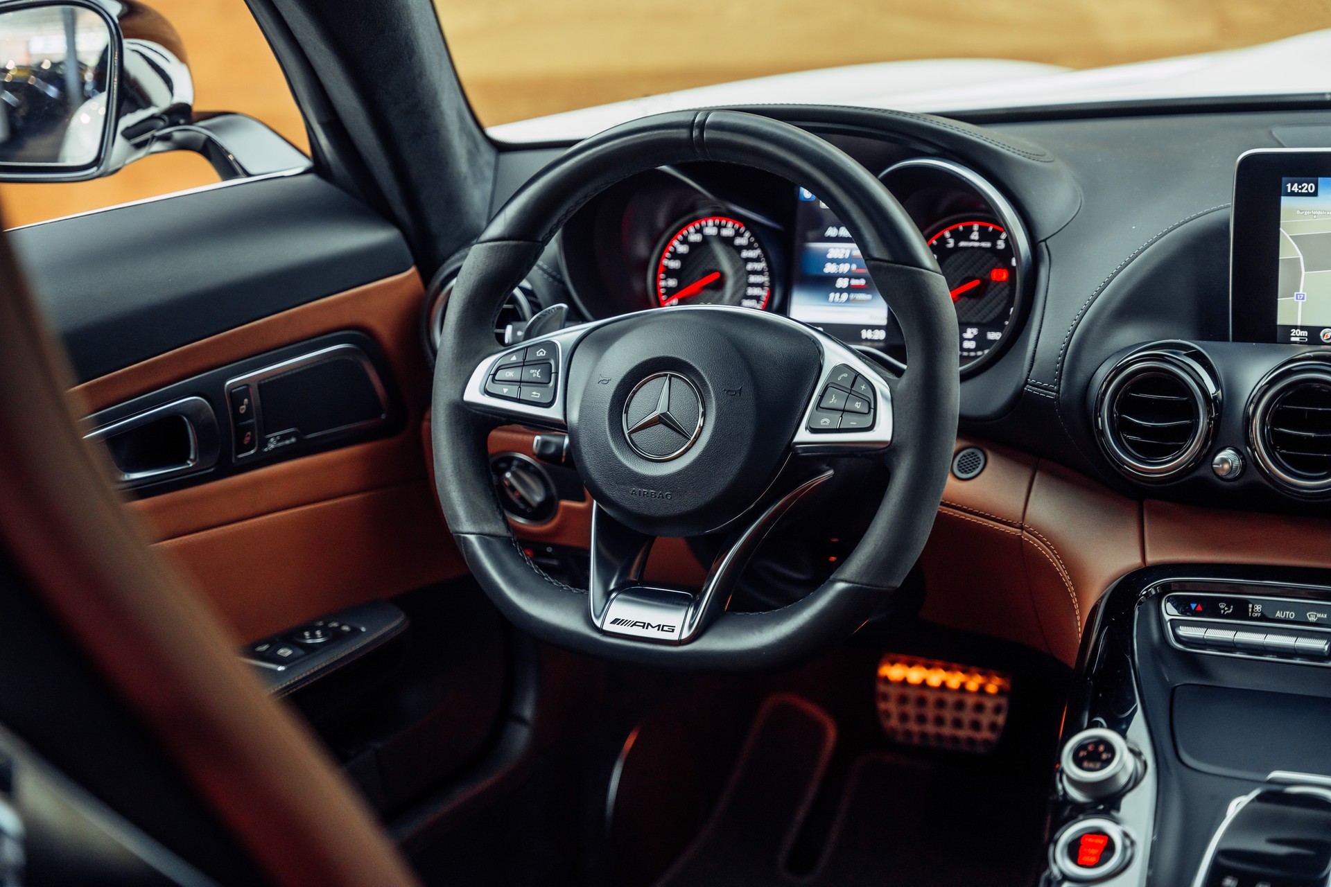 MERCEDES-BENZ AMG GT S Speedshift DCT-image-12