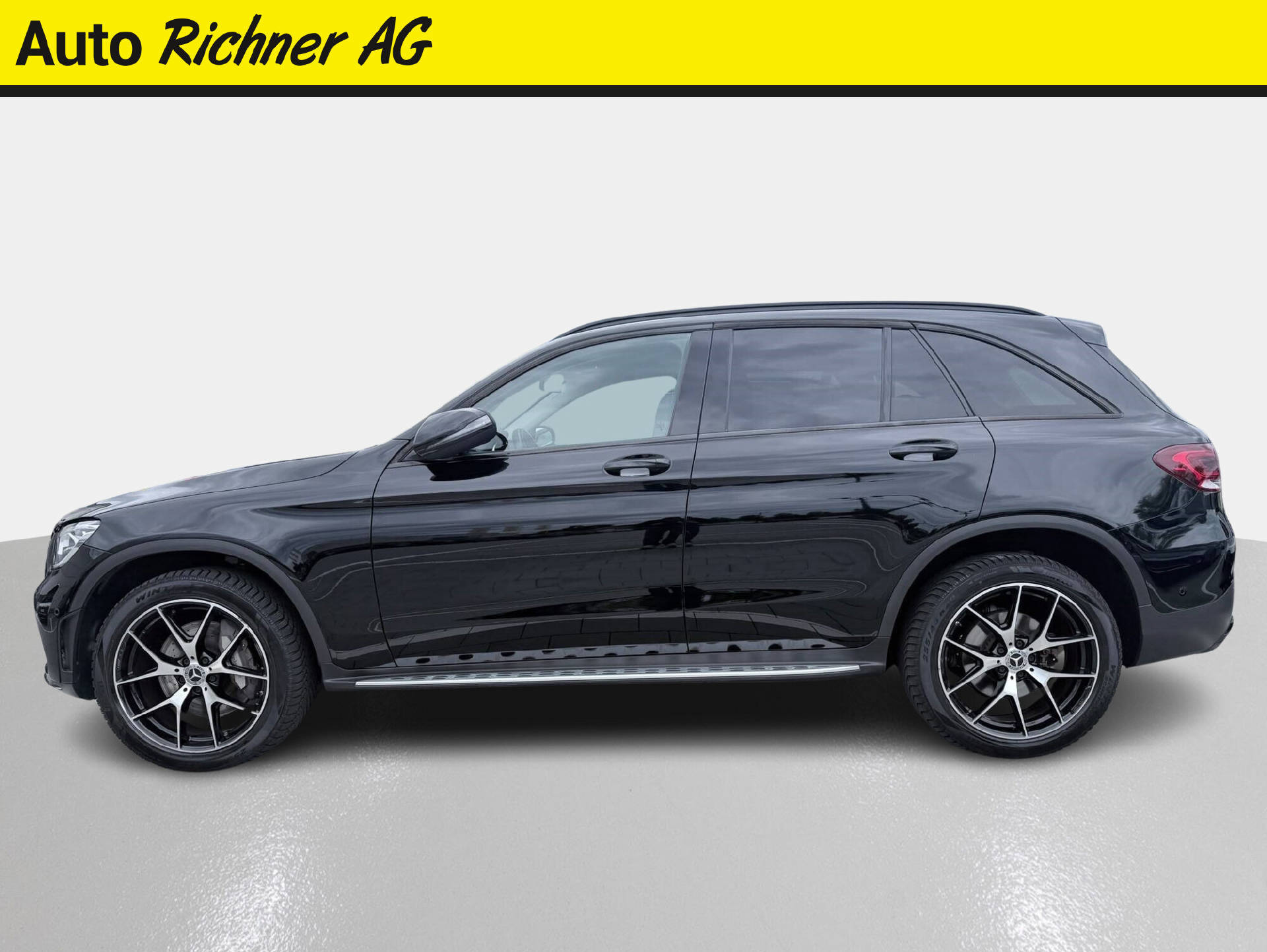 MERCEDES-BENZ GLC 300 e AMG Line 4m-showroom-element-2