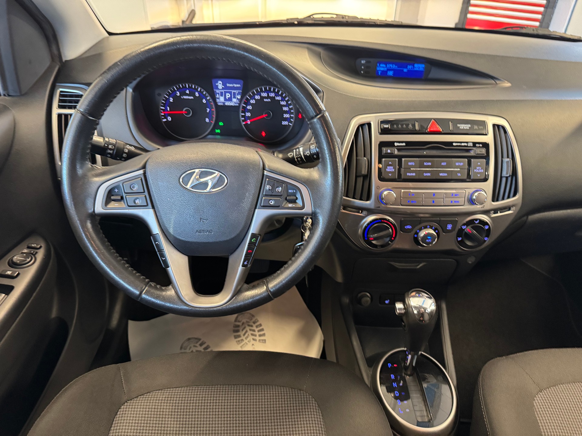 HYUNDAI i20 1.4 Amplia Automatic-image-9