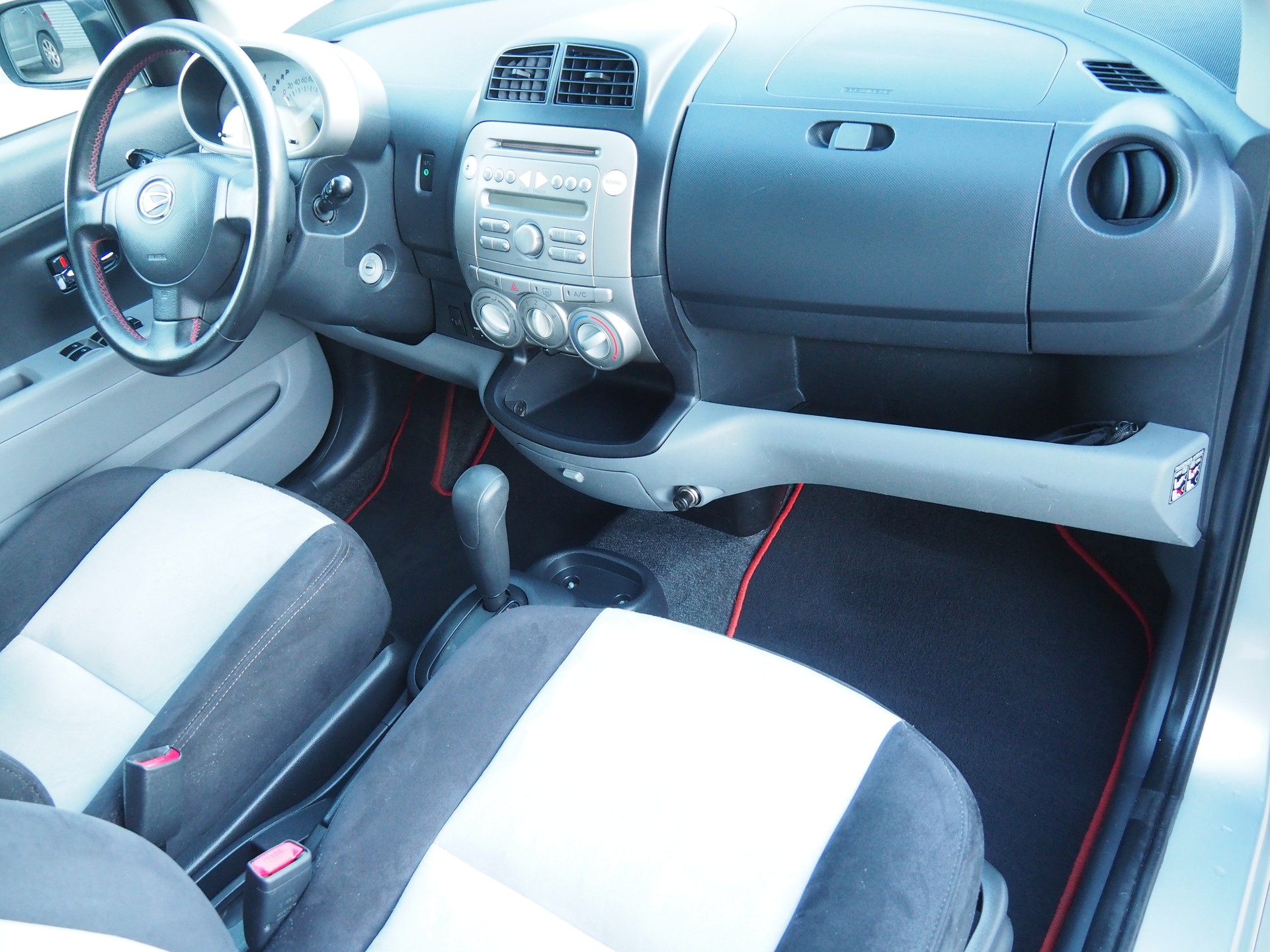 DAIHATSU Sirion 1.3 eco-4WD Automatic-image-12