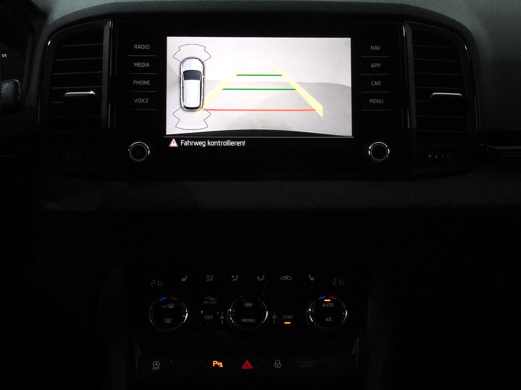 SKODA Karoq 1.5 TSI SportLine DSG-image-12