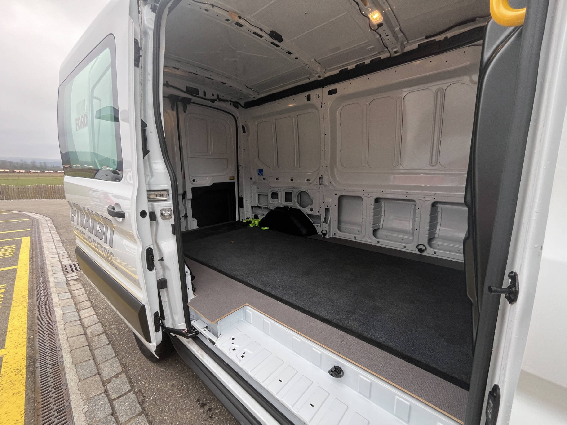 FORD E-Transit Van 350 L2H2 67kWh Trend-image-14