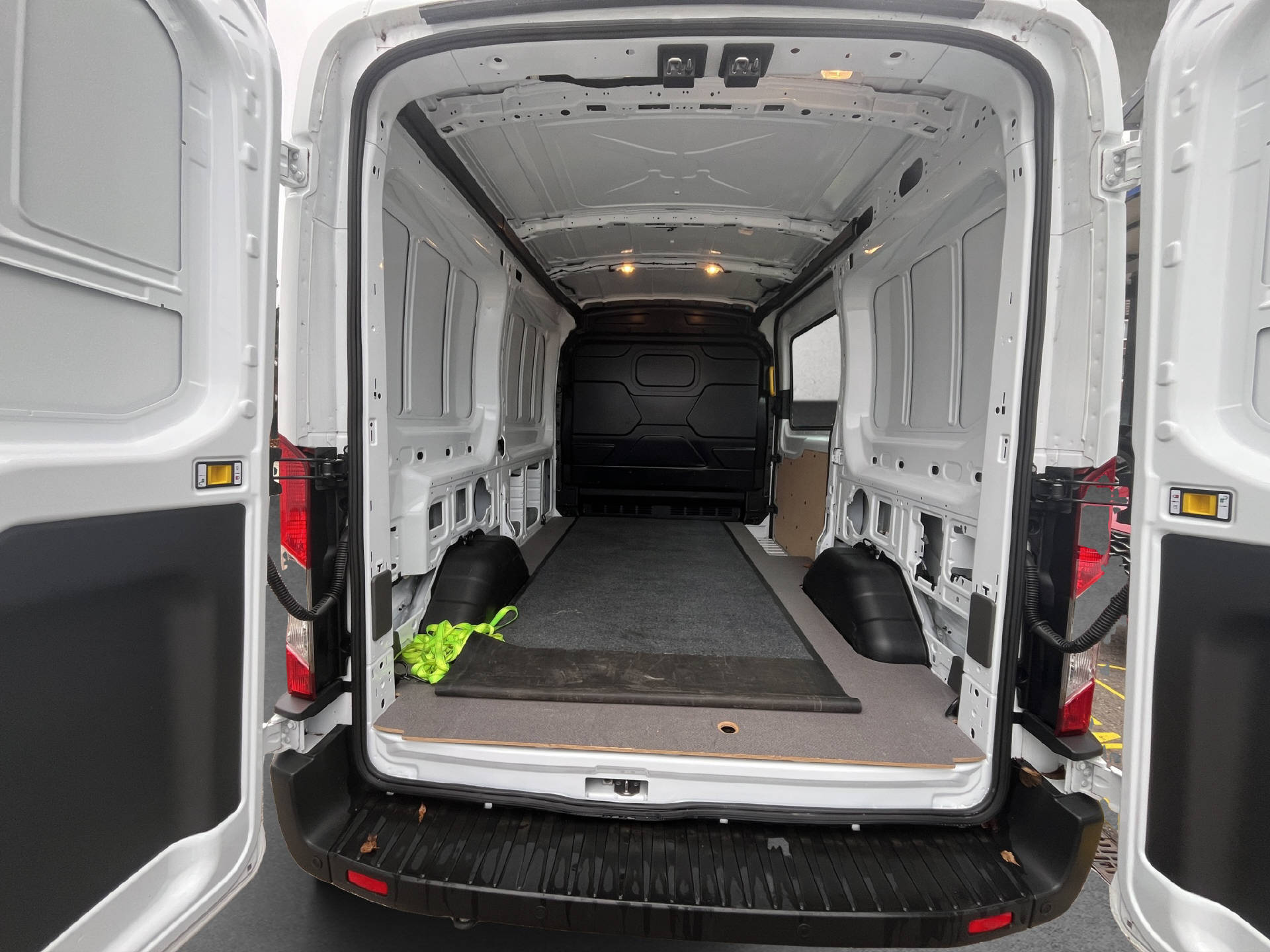 FORD E-Transit Van 350 L2H2 67kWh Trend-image-26