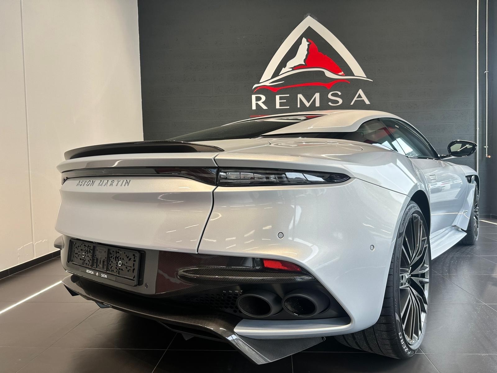 ASTON MARTIN DBS Coupé Superleggera-image-4