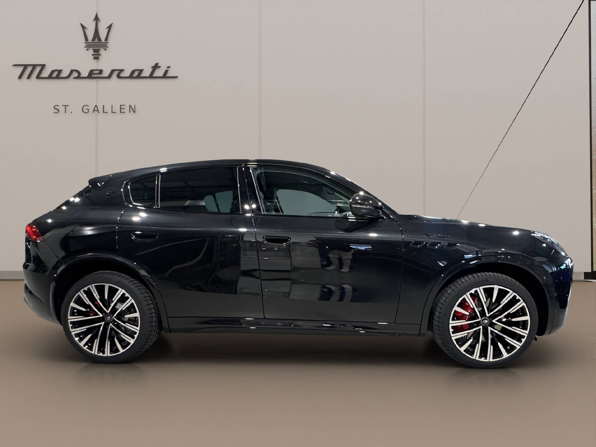 MASERATI Grecale 2.0 Hybrid Modena-showroom-element-3