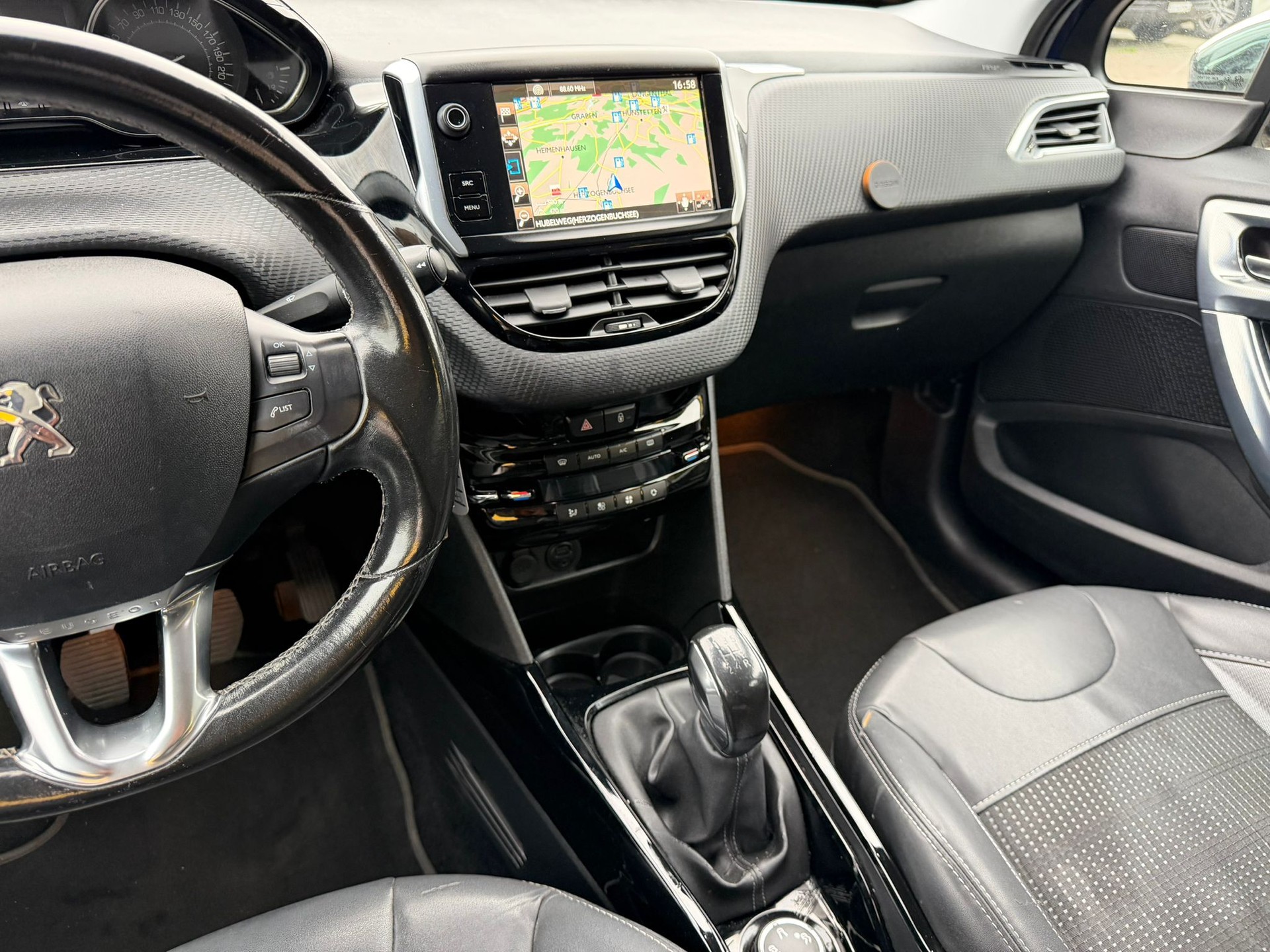 PEUGEOT 2008 1.2 PureTech Allure-image-8
