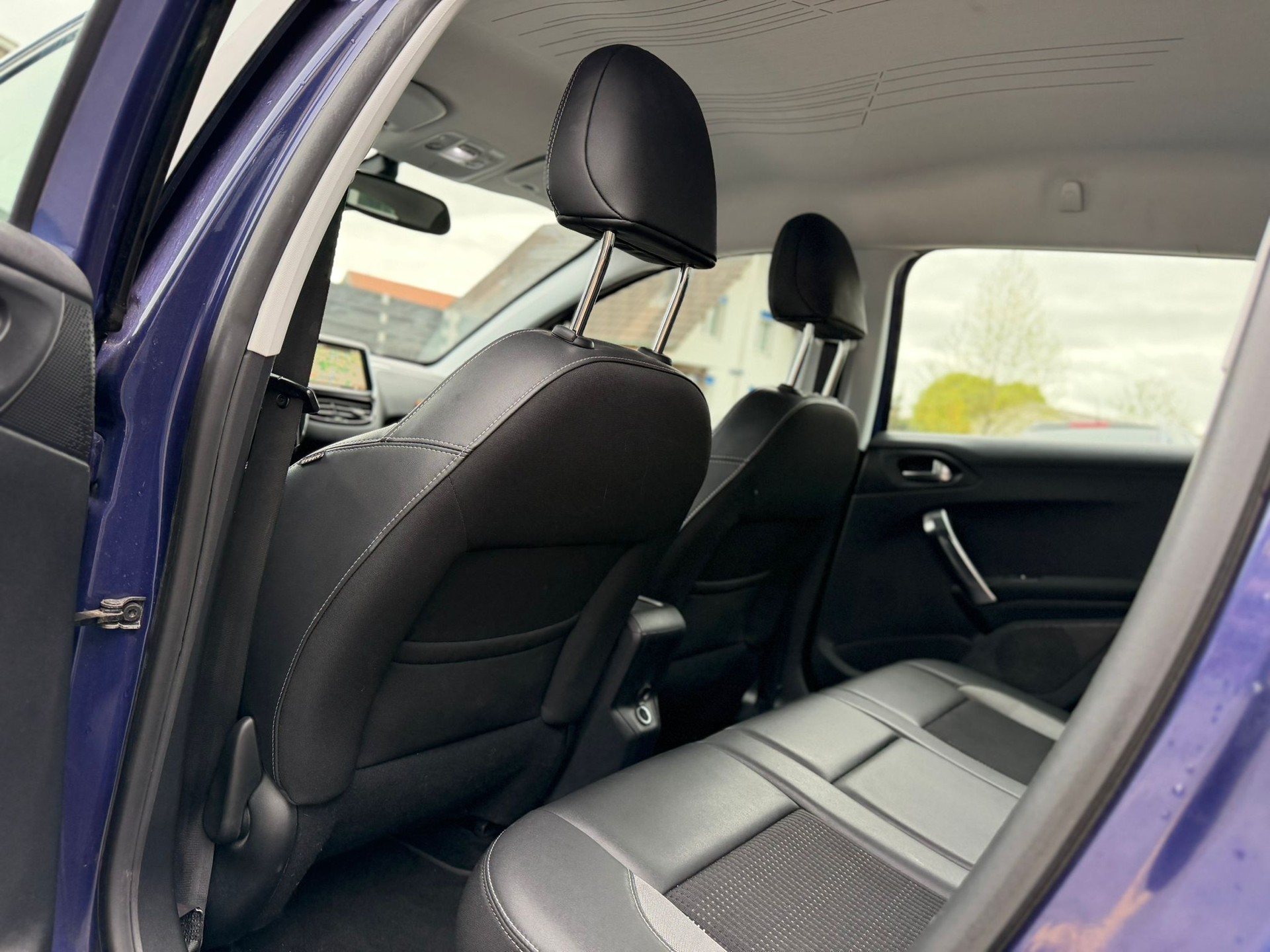 PEUGEOT 2008 1.2 PureTech Allure-image-12