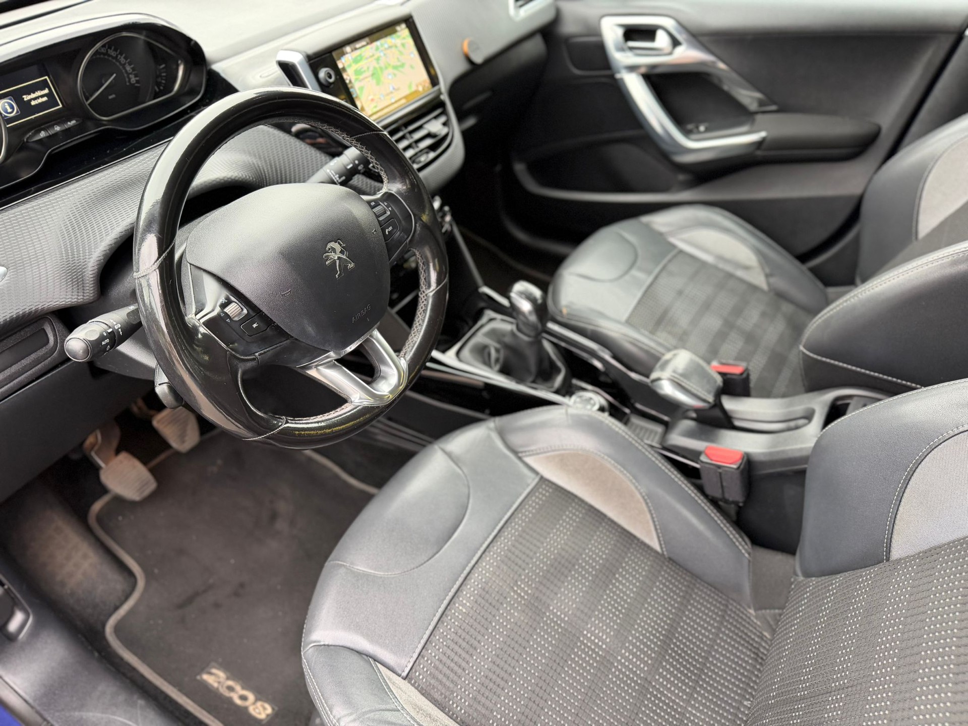 PEUGEOT 2008 1.2 PureTech Allure-image-9