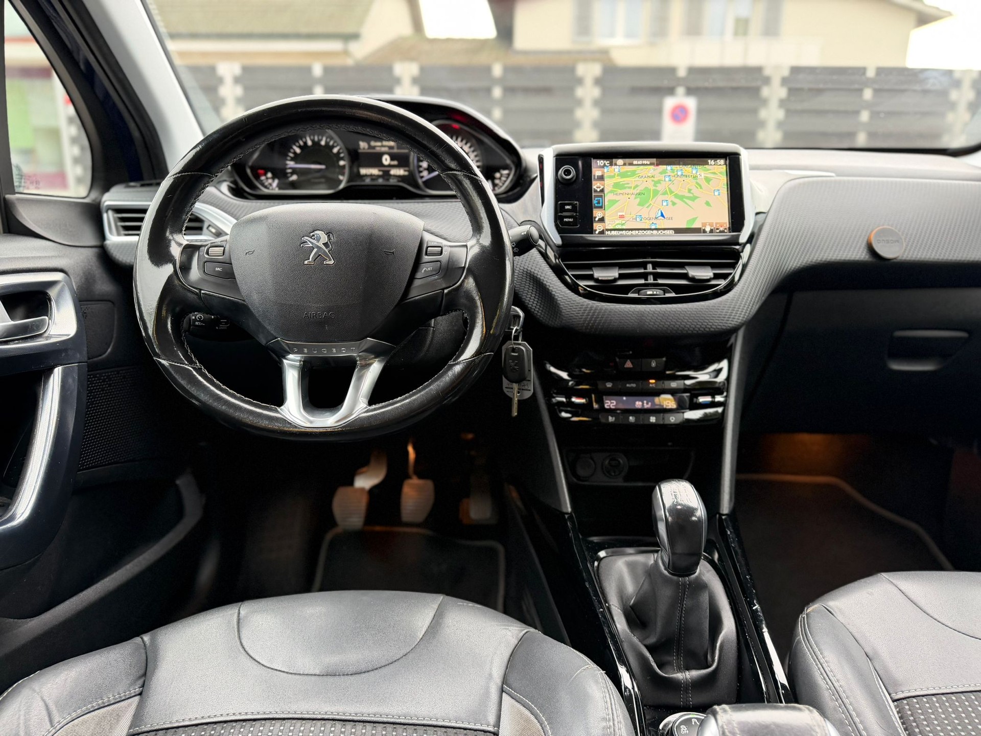 PEUGEOT 2008 1.2 PureTech Allure-image-6
