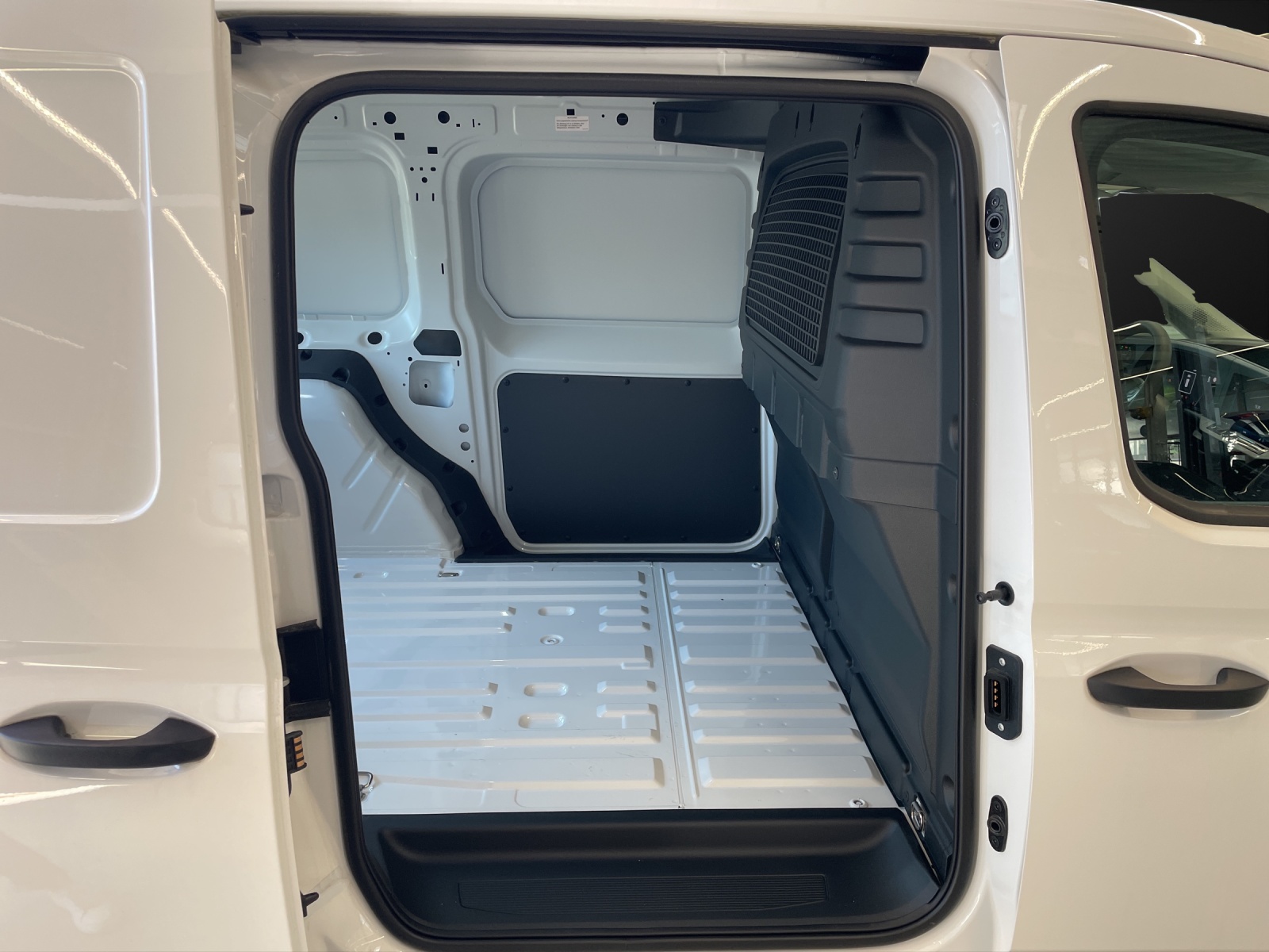 VW Caddy Cargo 2.0TDI Maxi 4Motion-image-8