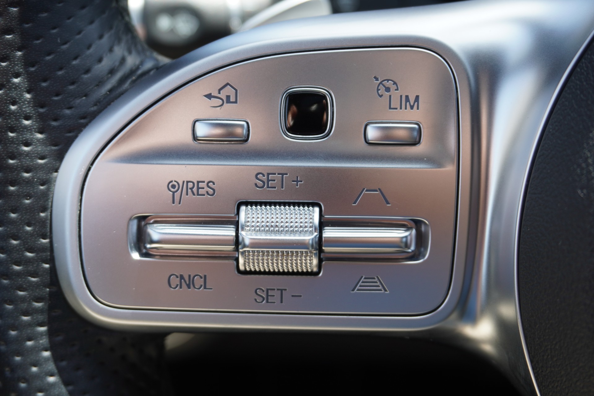 MERCEDES-BENZ C 220 d Swiss Star AMG Line 4M 9G-Tronic-image-26