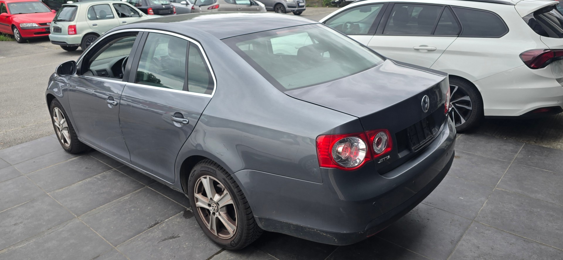 VW Jetta 1.9 TDI Trendline DSG-image-3