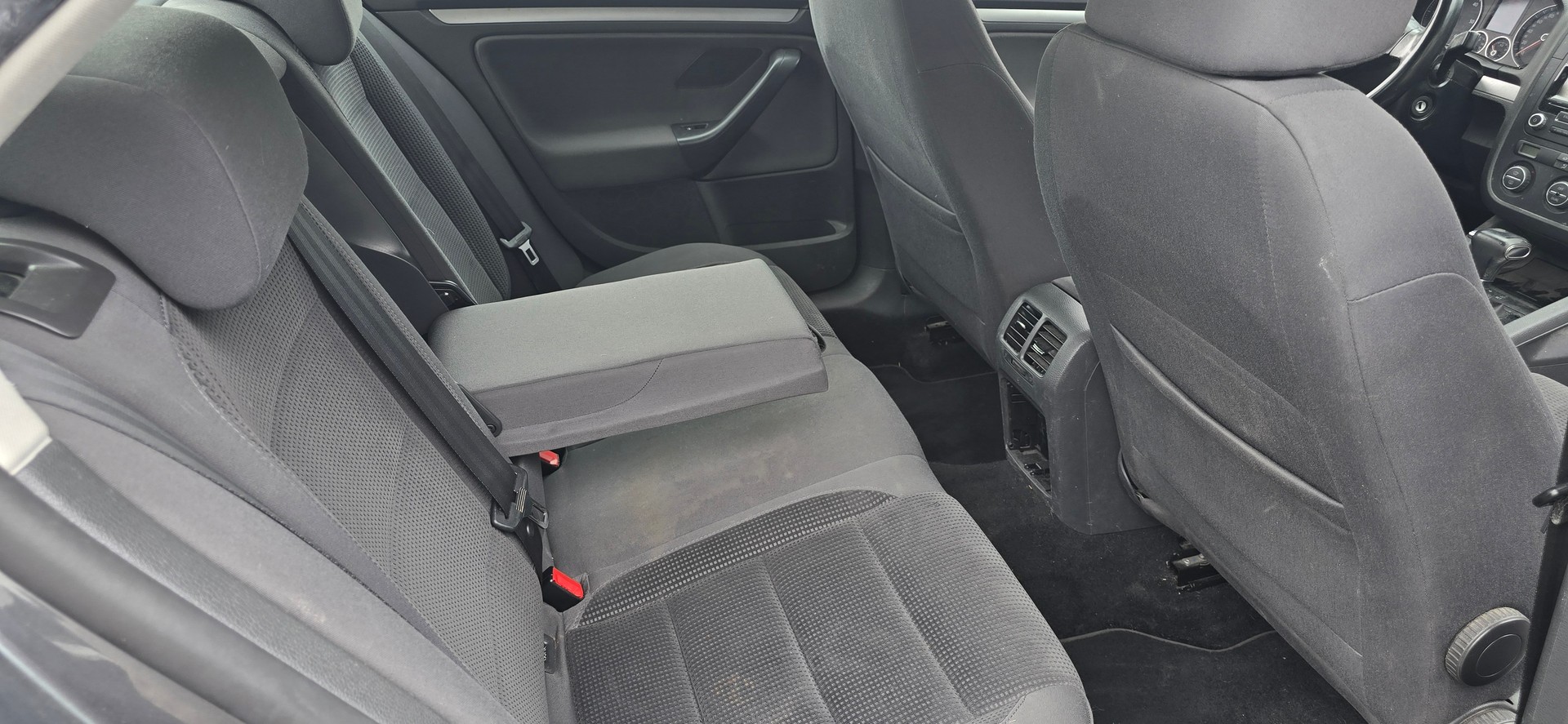 VW Jetta 1.9 TDI Trendline DSG-image-9