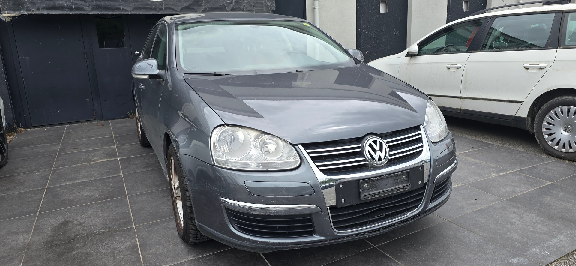 VW Jetta 1.9 TDI Trendline DSG-image-1