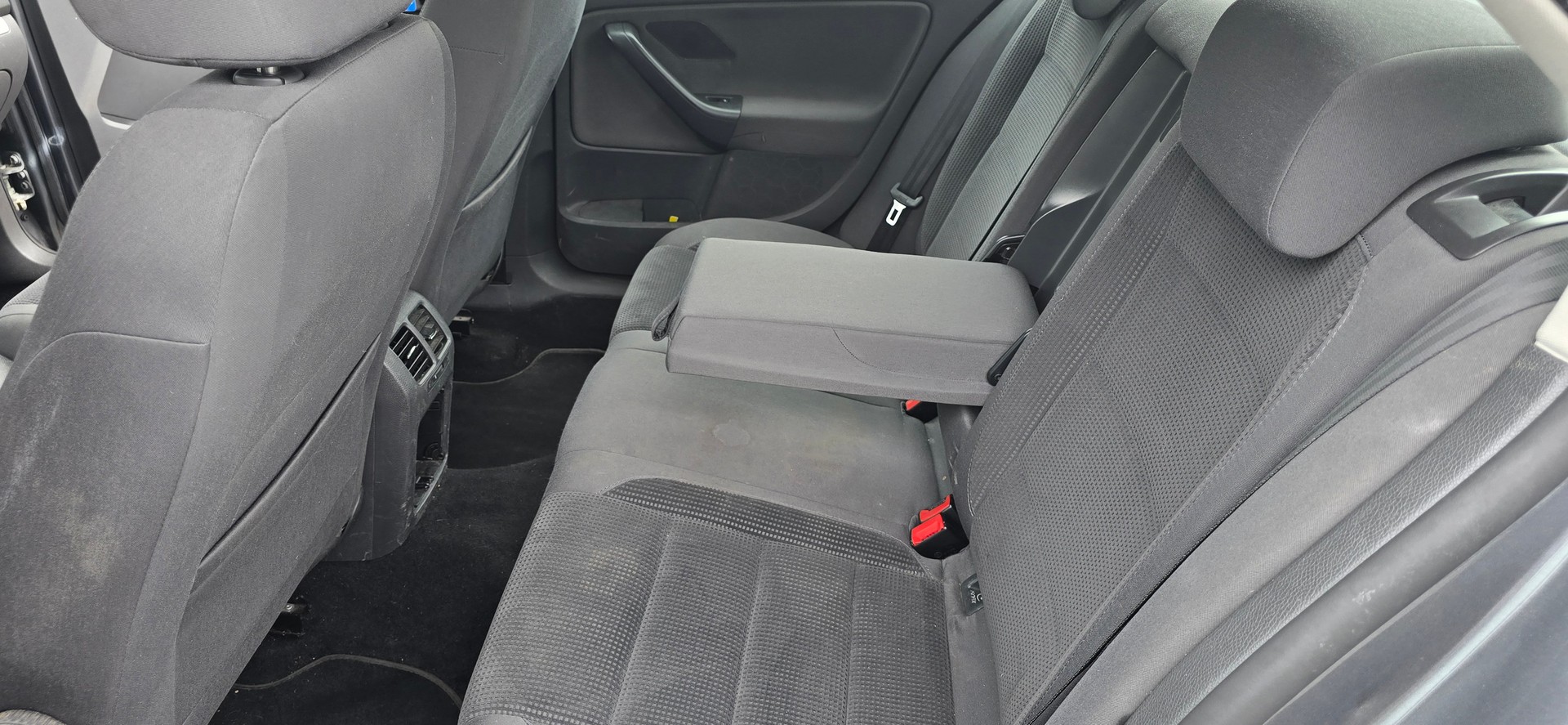VW Jetta 1.9 TDI Trendline DSG-image-8