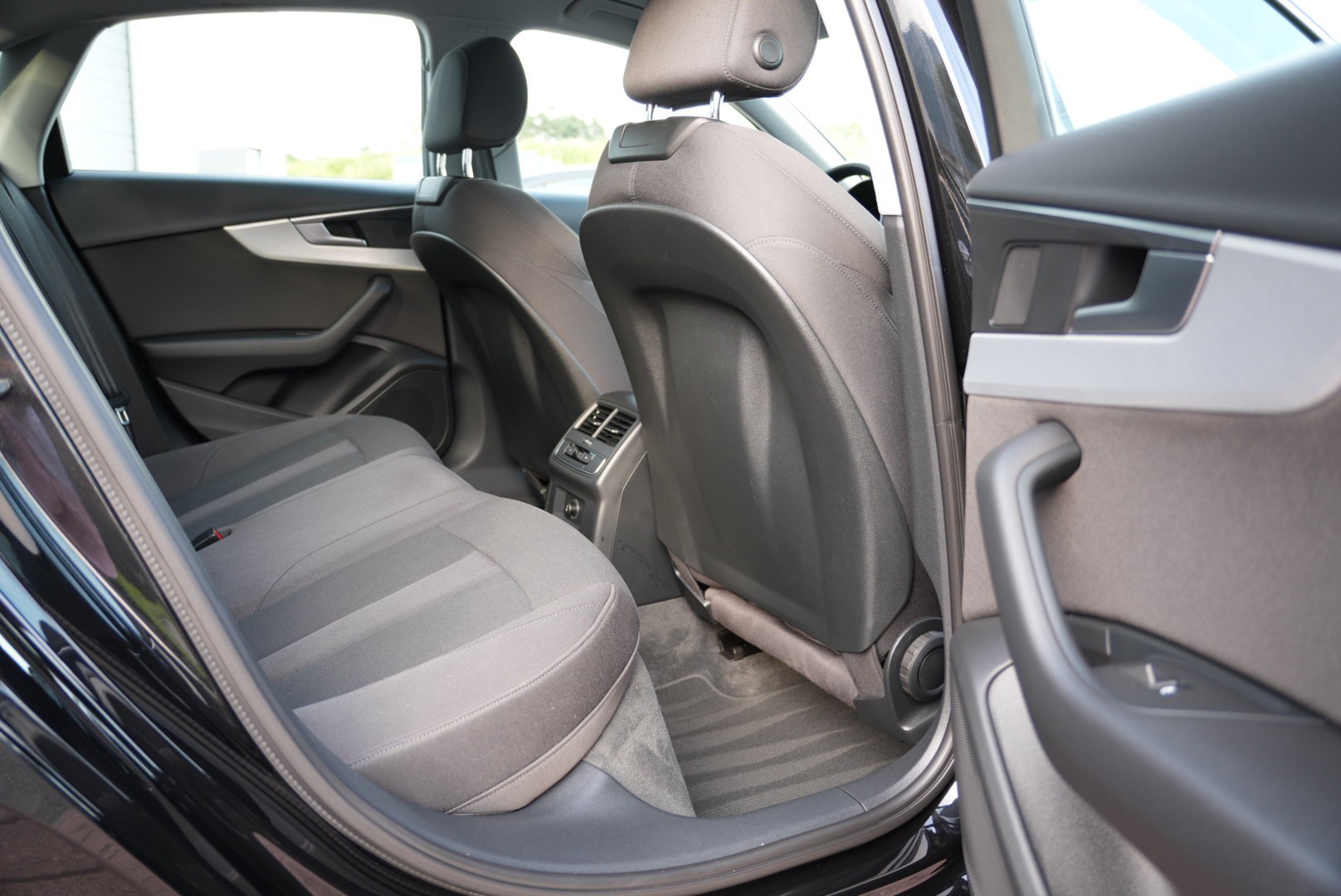 AUDI A4 Limousine 40 TFSI Sport S-tronic (CH)-image-13