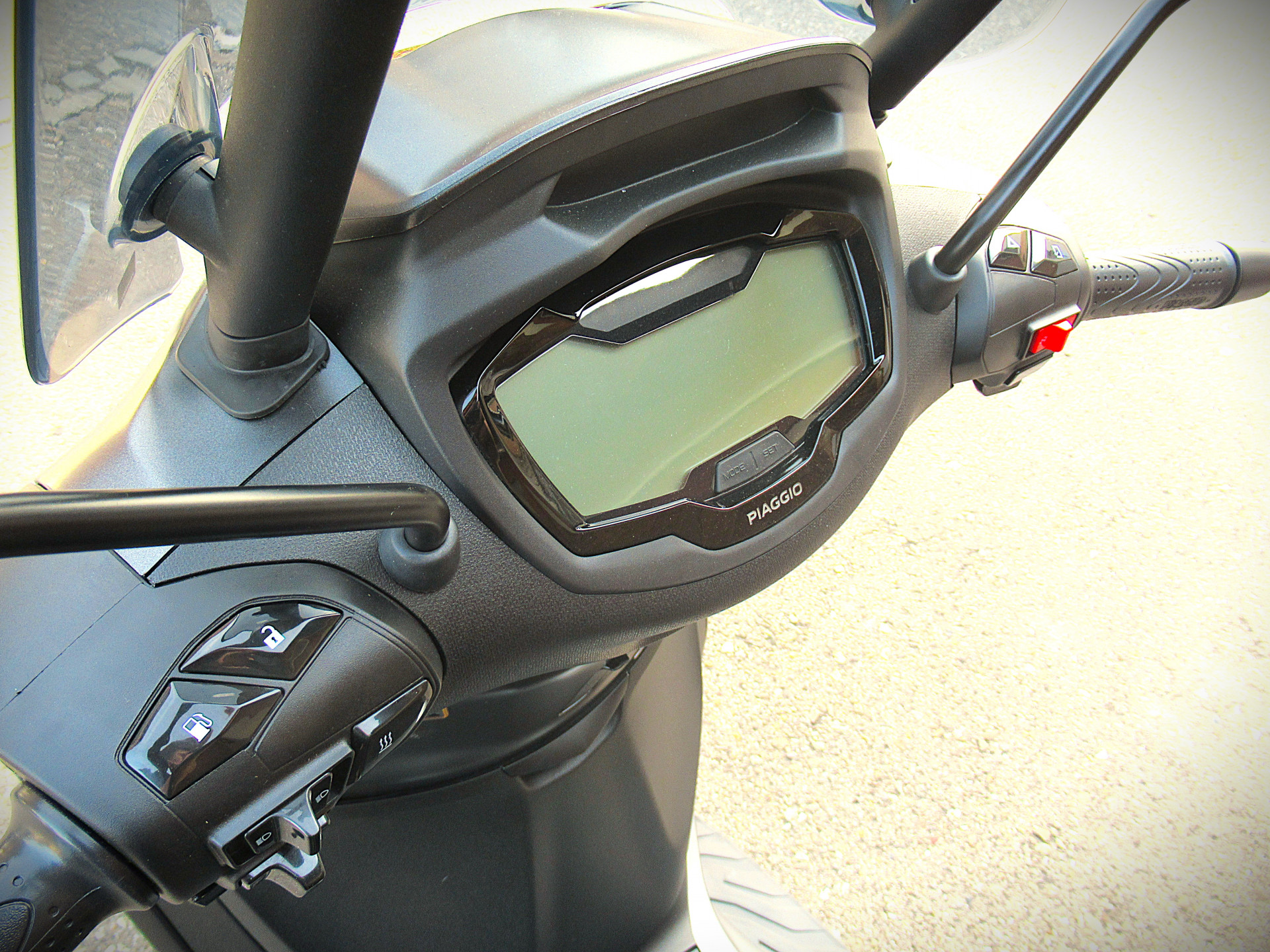 PIAGGIO Beverly 400 Sport Anniversary Version-image-8