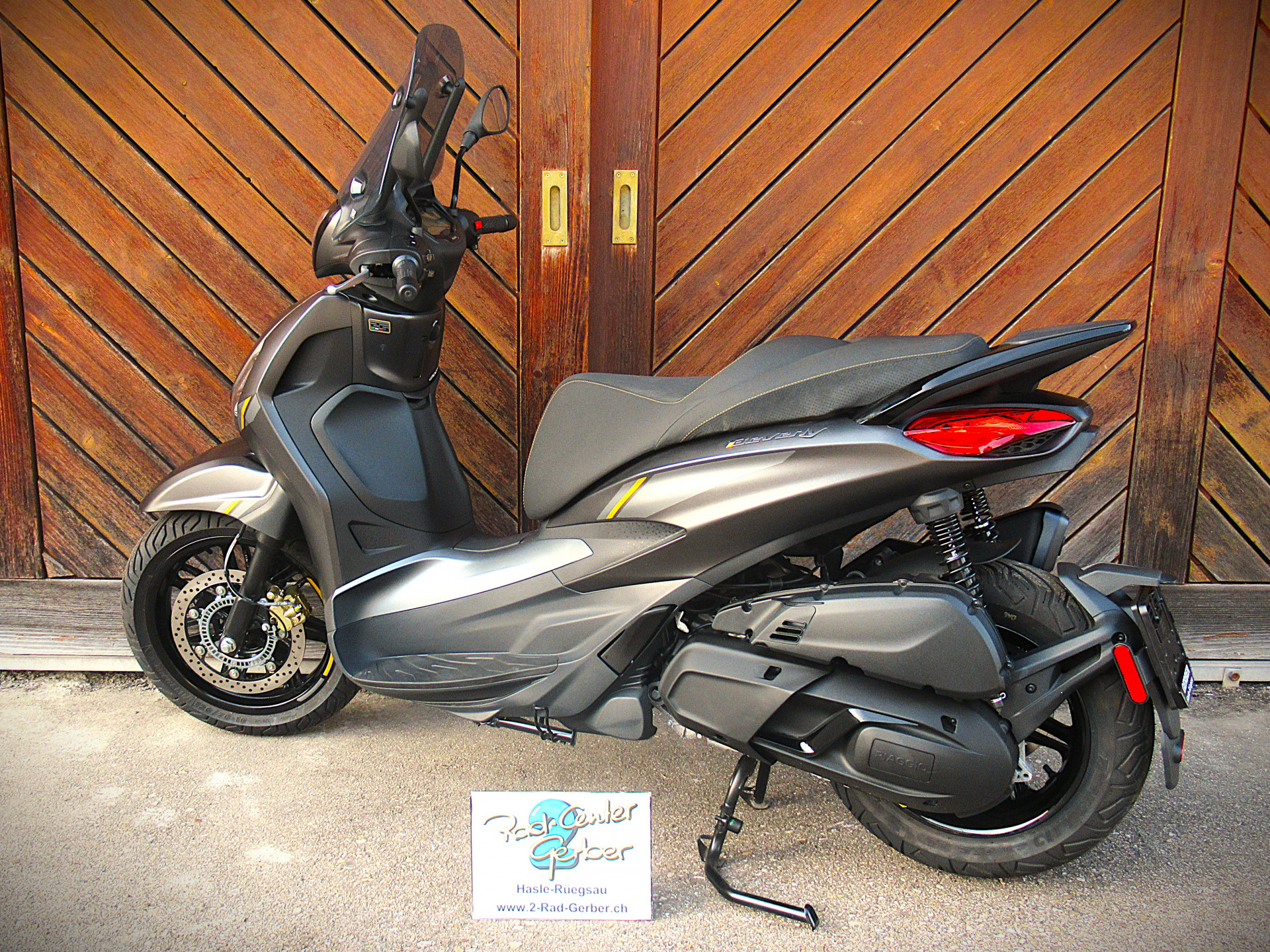 PIAGGIO Beverly 400 Sport Anniversary Version-showroom-element-1