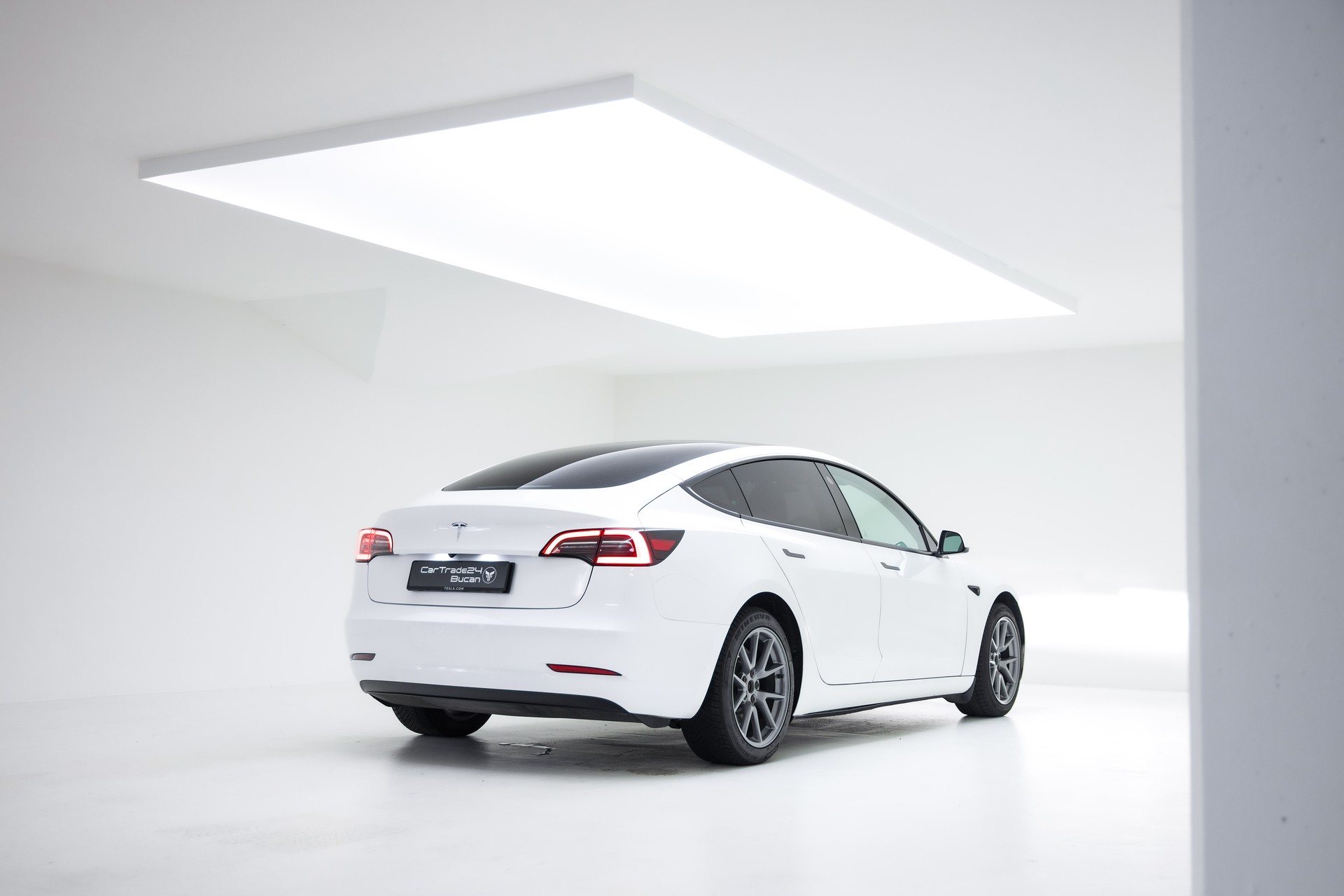 TESLA Model 3 Long Range Dual Motor AWD-showroom-element-1