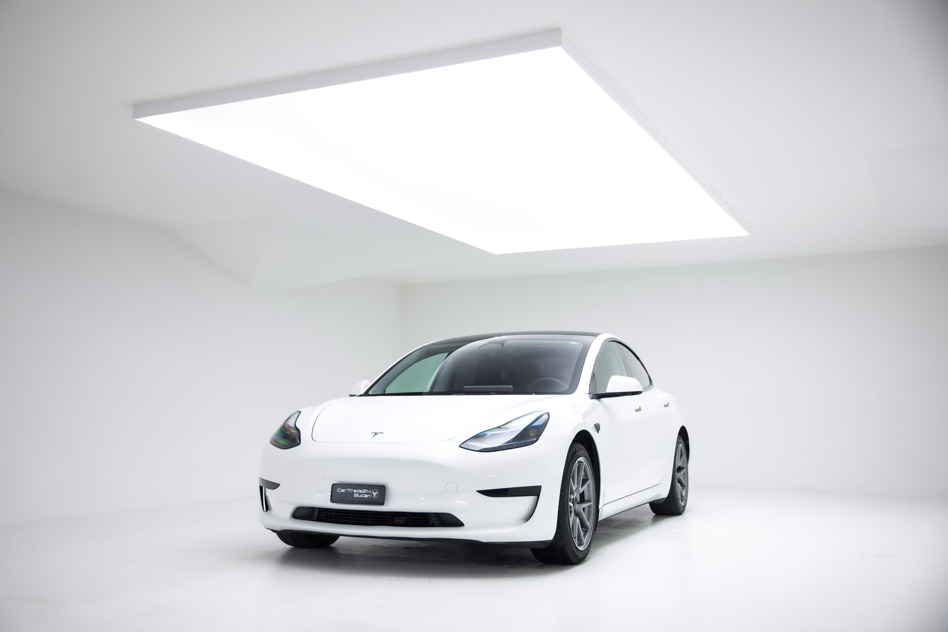 TESLA Model 3 Long Range Dual Motor AWD-showroom-element-3