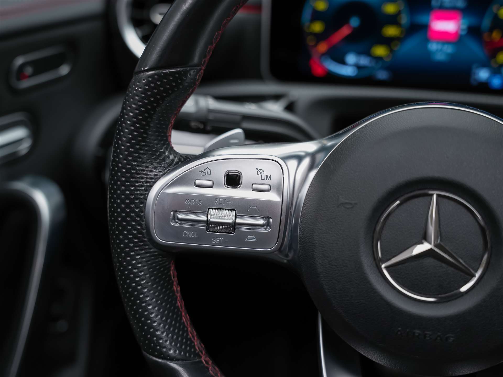 MERCEDES-BENZ CLA 220 AMG Line 7G-DCT 4Matic *Panorama*Standheizung*El. Sitze mit Memory*-image-28